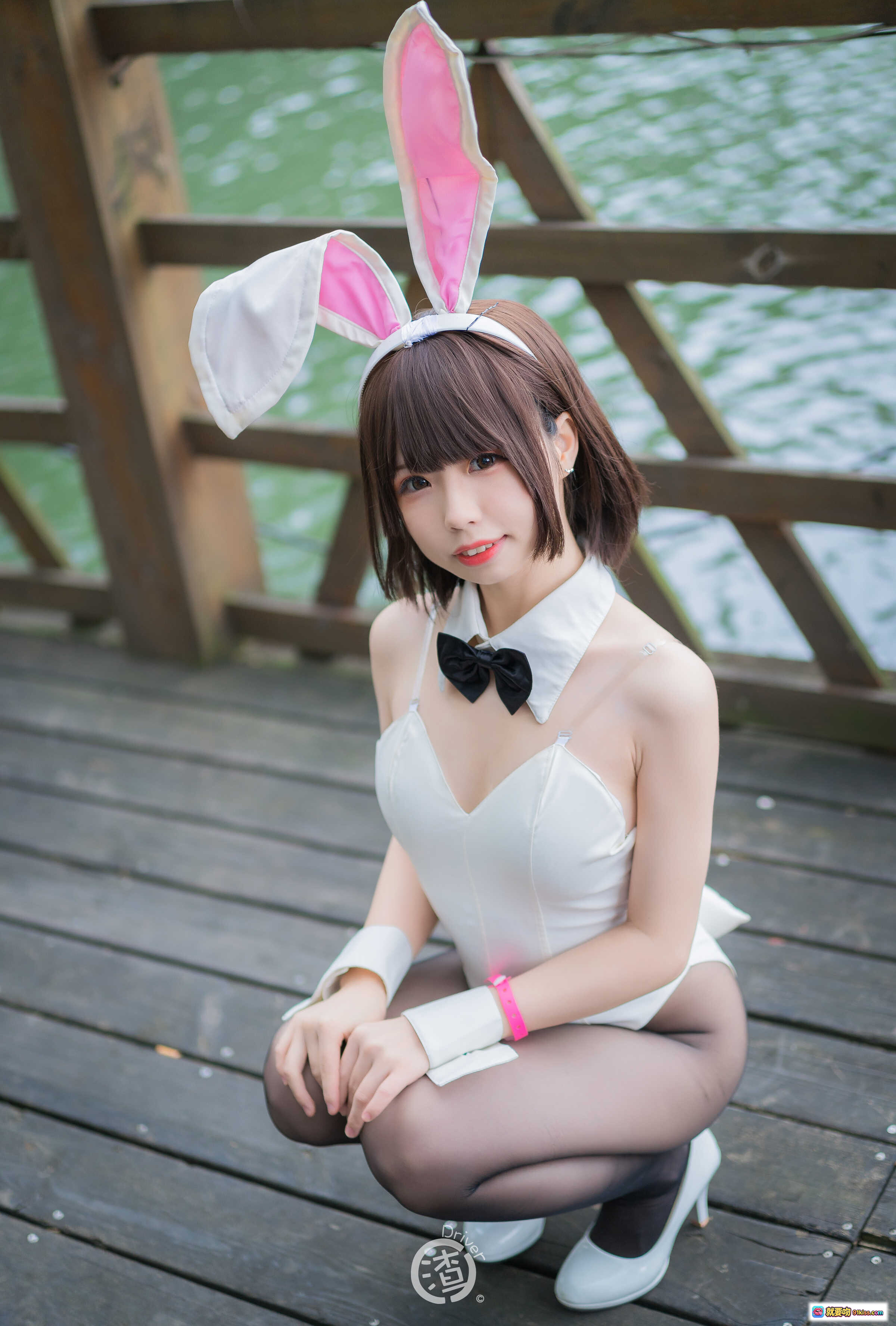 图片[4] - 十万珍吱伏特 NO.005 兔女郎写真 | 白色兔耳+黑丝美腿+高跟鞋 | 户外躺椅性感Cosplay摄影集 - 就要吻