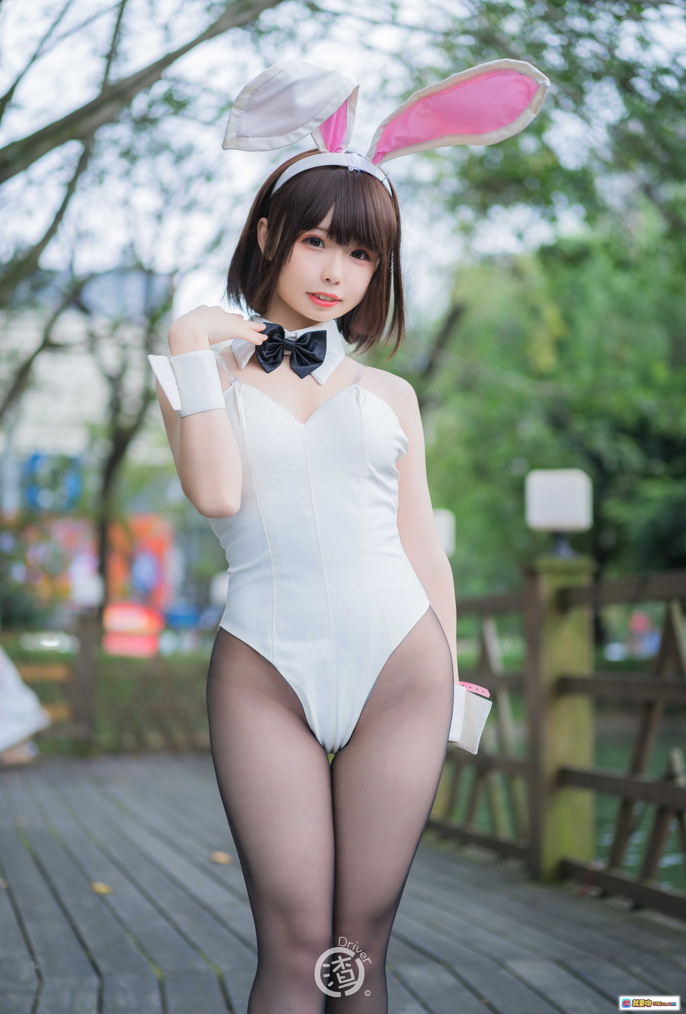 图片[3] - 十万珍吱伏特 NO.005 兔女郎写真 | 白色兔耳+黑丝美腿+高跟鞋 | 户外躺椅性感Cosplay摄影集 - 就要吻