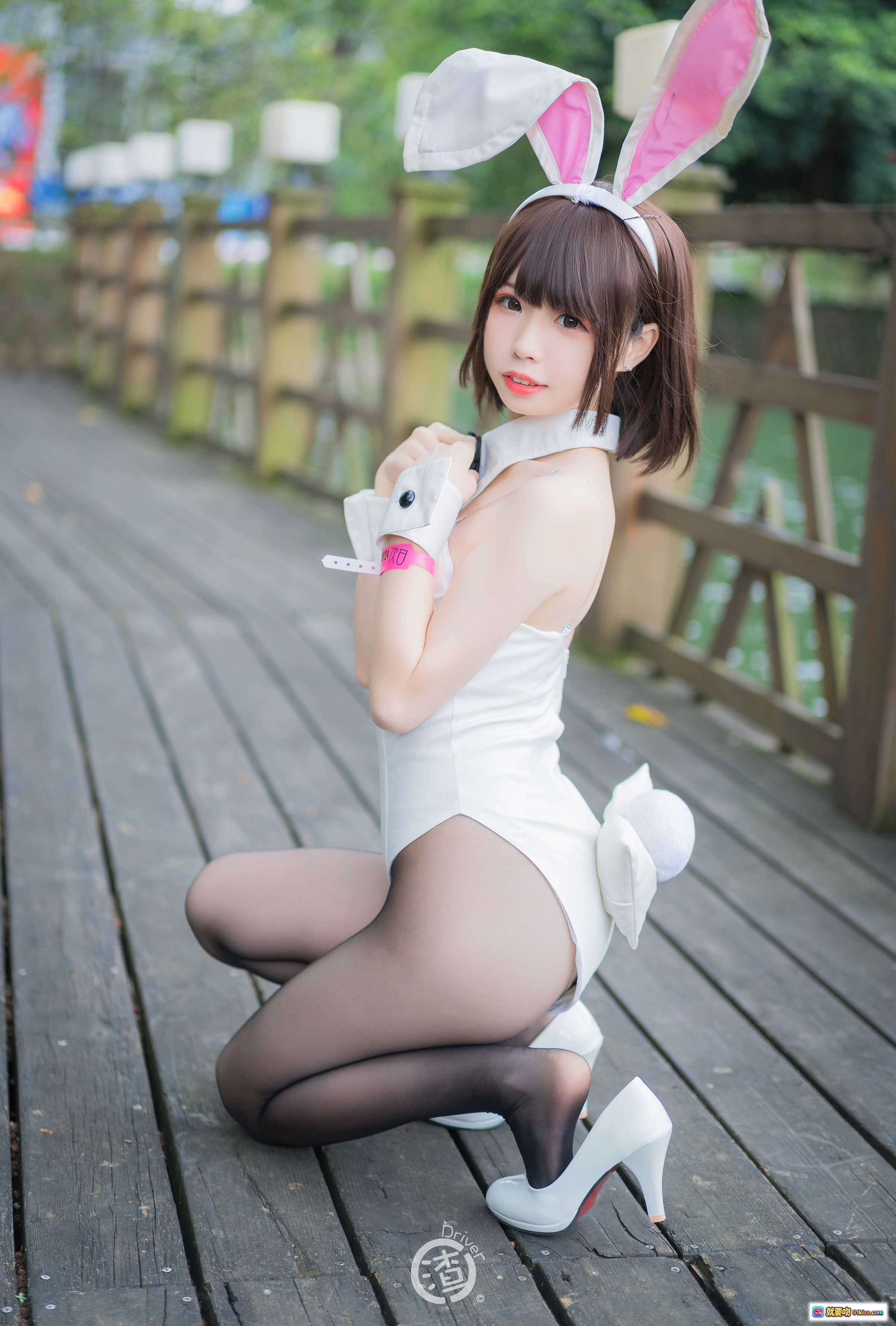 图片[5] - 十万珍吱伏特 NO.005 兔女郎写真 | 白色兔耳+黑丝美腿+高跟鞋 | 户外躺椅性感Cosplay摄影集 - 就要吻