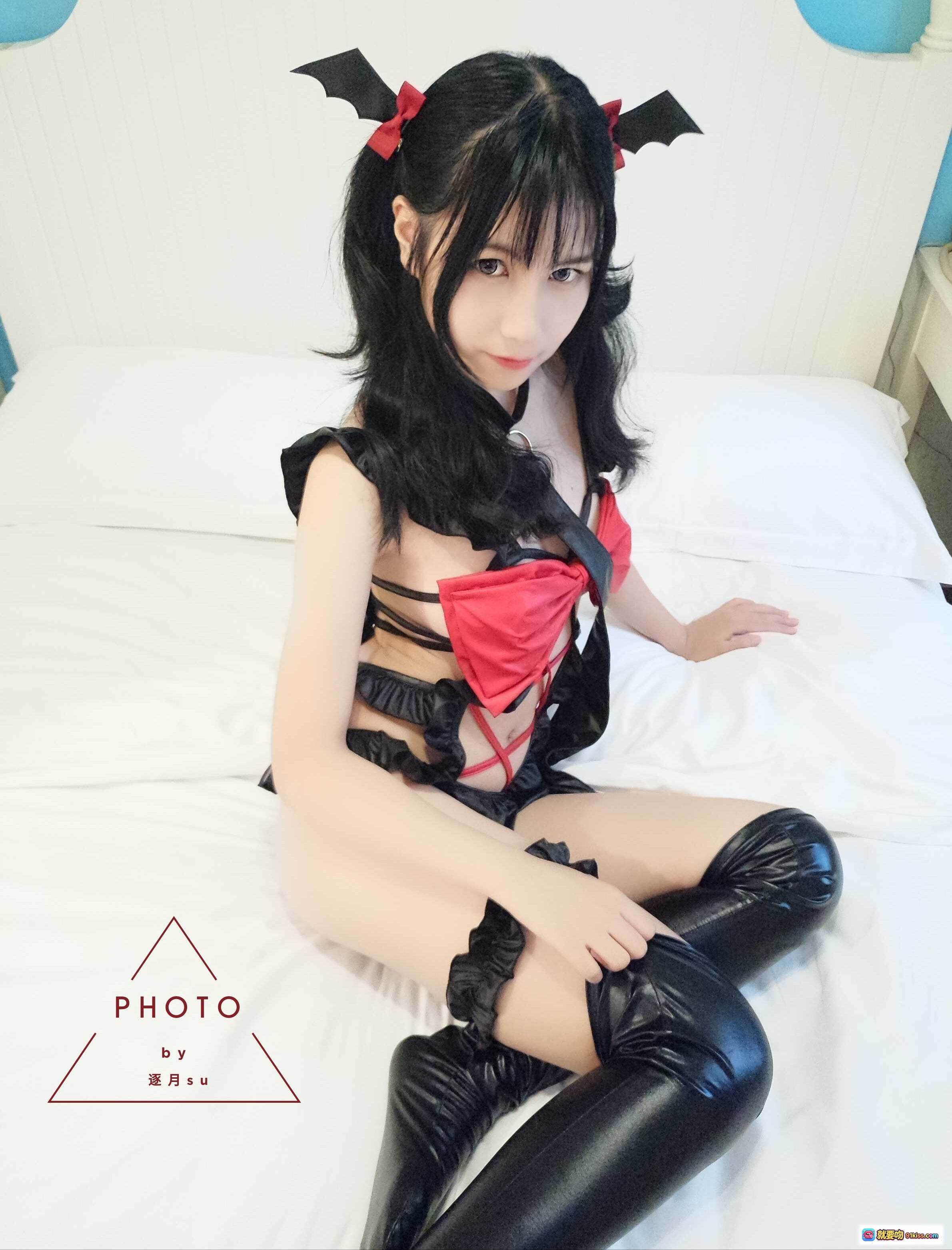 图片[10] - 逐月SU小恶魔cosplay写真｜黑丝长靴+红黑蕾丝裙+恶魔角造型｜床上性感摆拍｜高清私房照 - 就要吻