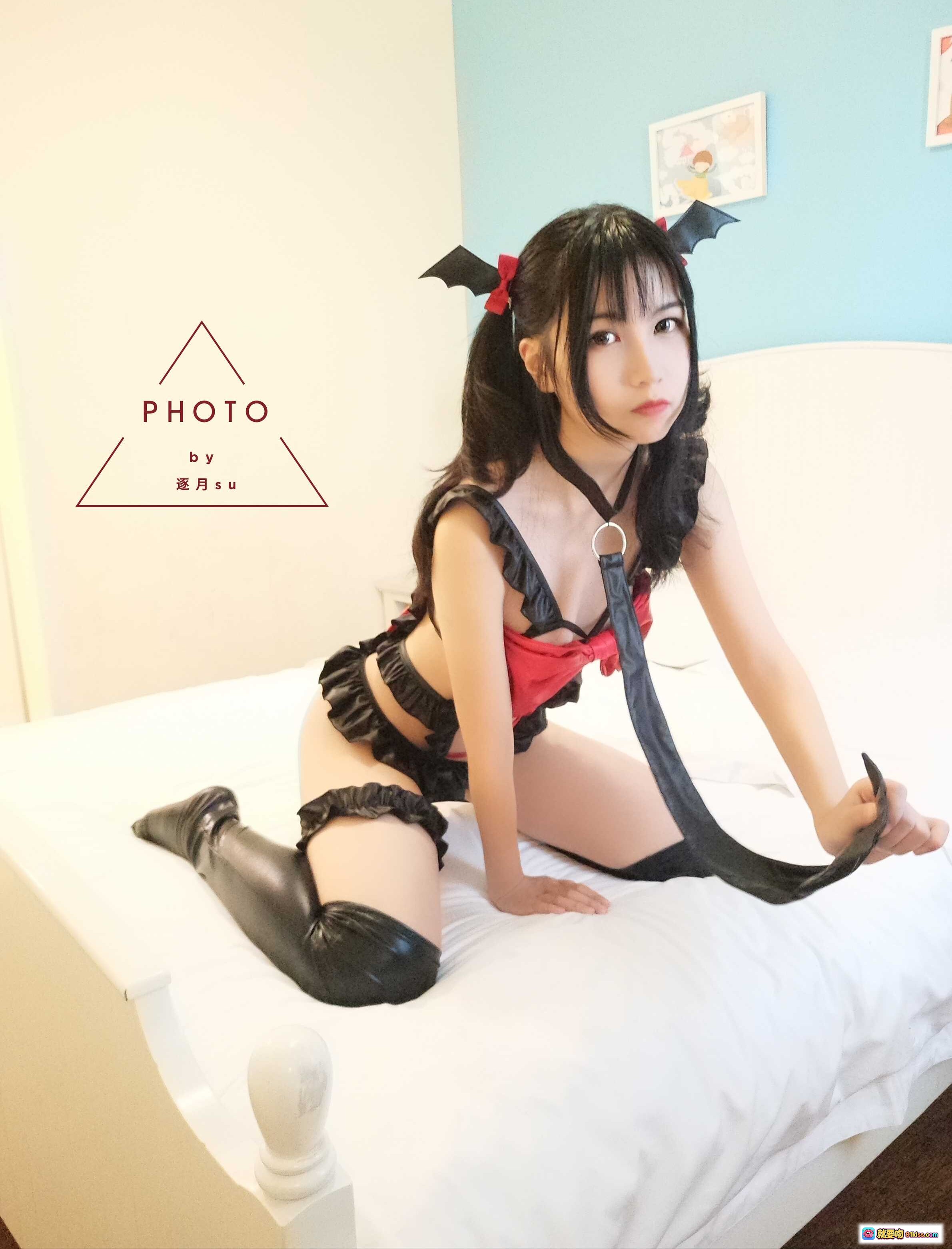 图片[4] - 逐月SU小恶魔cosplay写真｜黑丝长靴+红黑蕾丝裙+恶魔角造型｜床上性感摆拍｜高清私房照 - 就要吻
