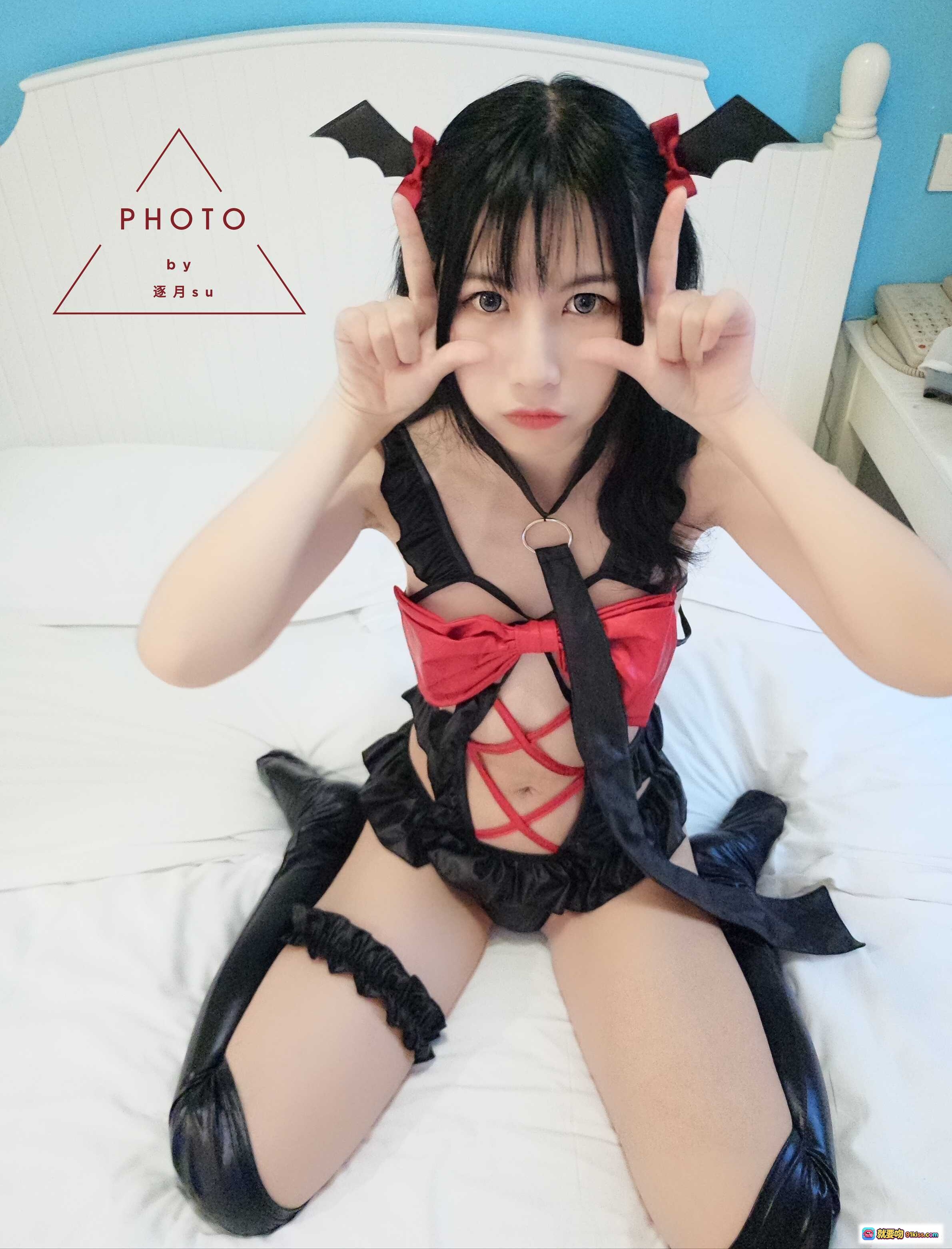 图片[5] - 逐月SU小恶魔cosplay写真｜黑丝长靴+红黑蕾丝裙+恶魔角造型｜床上性感摆拍｜高清私房照 - 就要吻