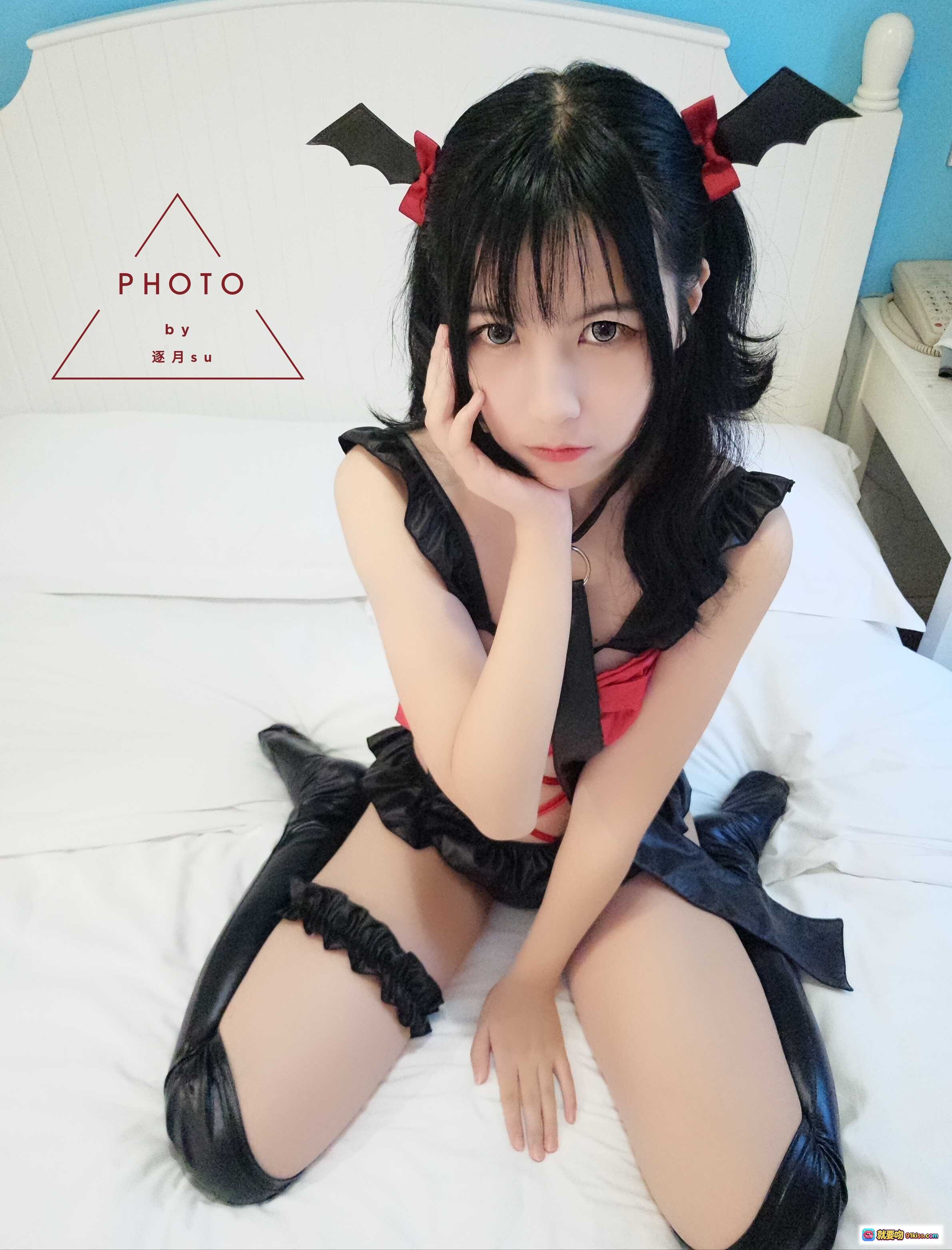 图片[9] - 逐月SU小恶魔cosplay写真｜黑丝长靴+红黑蕾丝裙+恶魔角造型｜床上性感摆拍｜高清私房照 - 就要吻