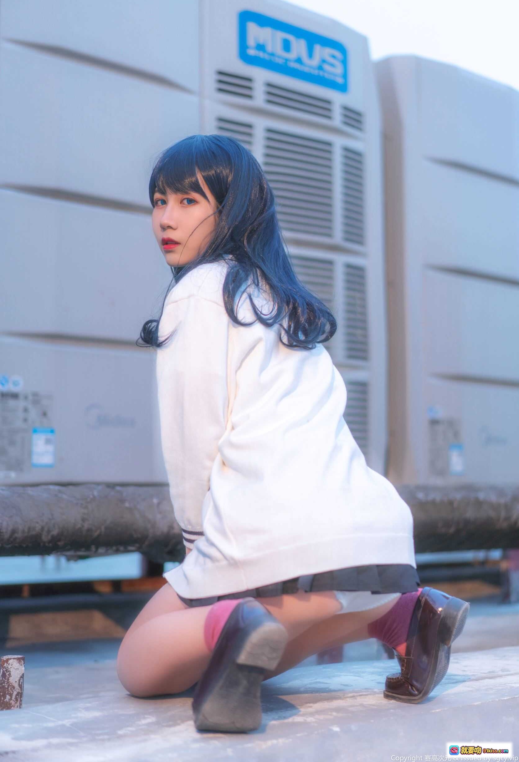 图片[2] - 宝多六花cosplay写真 | 逐月SU NO.008 | 白色校服短裙 | 蓝发少女坐姿 | 粉袜黑鞋 | 校园风清新美图 - 就要吻