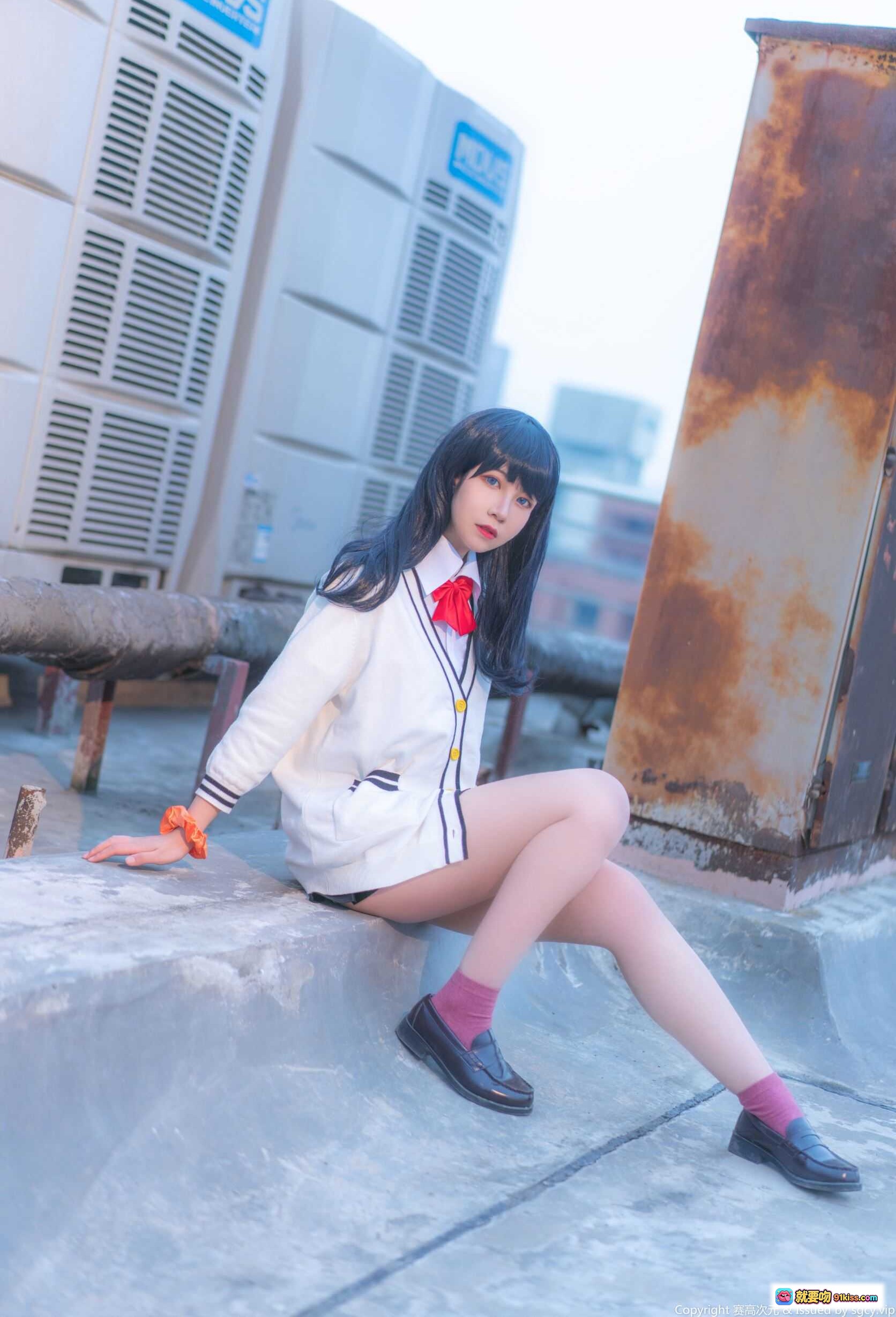 图片[5] - 宝多六花cosplay写真 | 逐月SU NO.008 | 白色校服短裙 | 蓝发少女坐姿 | 粉袜黑鞋 | 校园风清新美图 - 就要吻