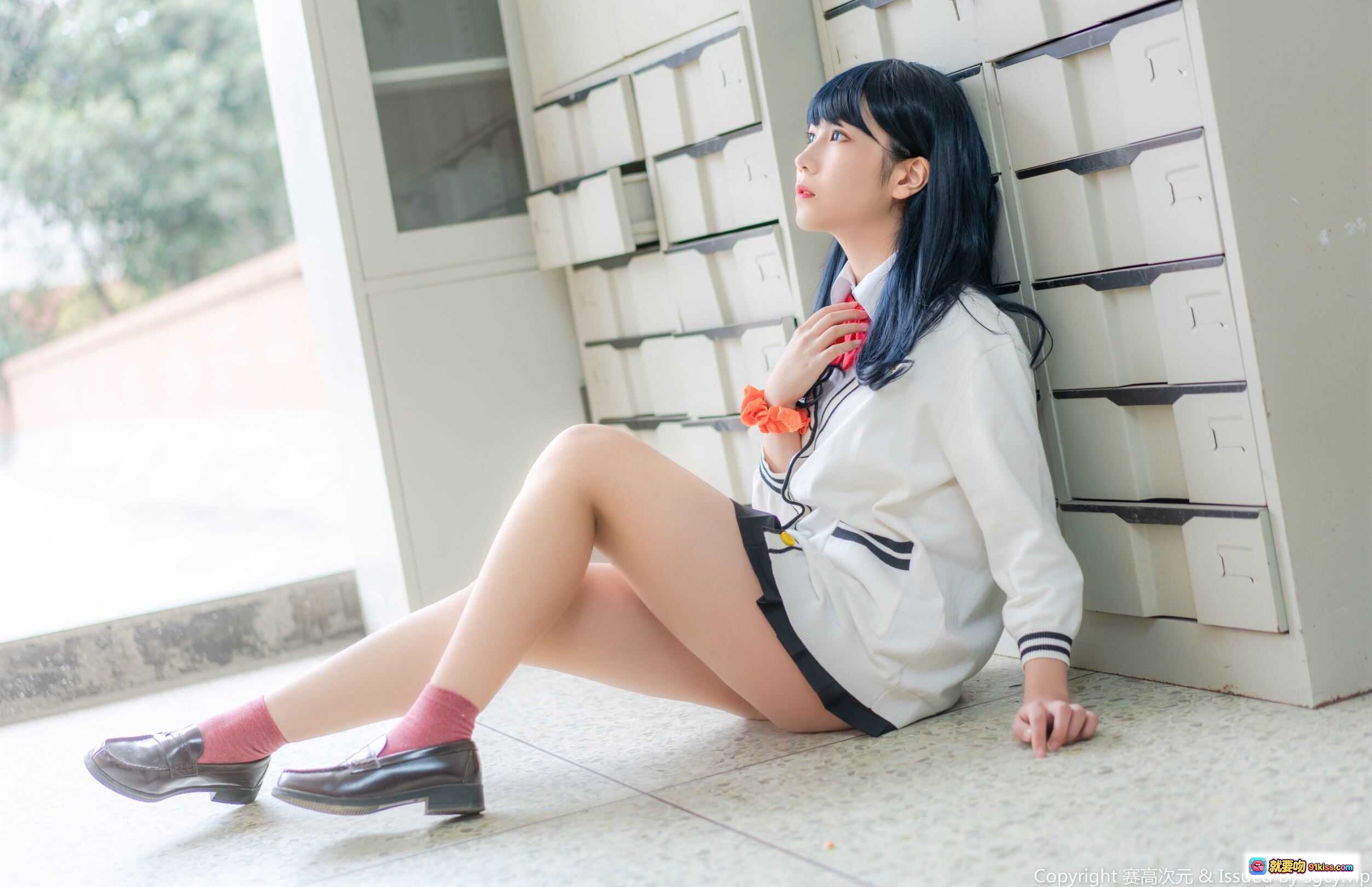 宝多六花cosplay写真 | 逐月SU NO.008 | 白色校服短裙 | 蓝发少女坐姿 | 粉袜黑鞋 | 校园风清新美图 - 就要吻