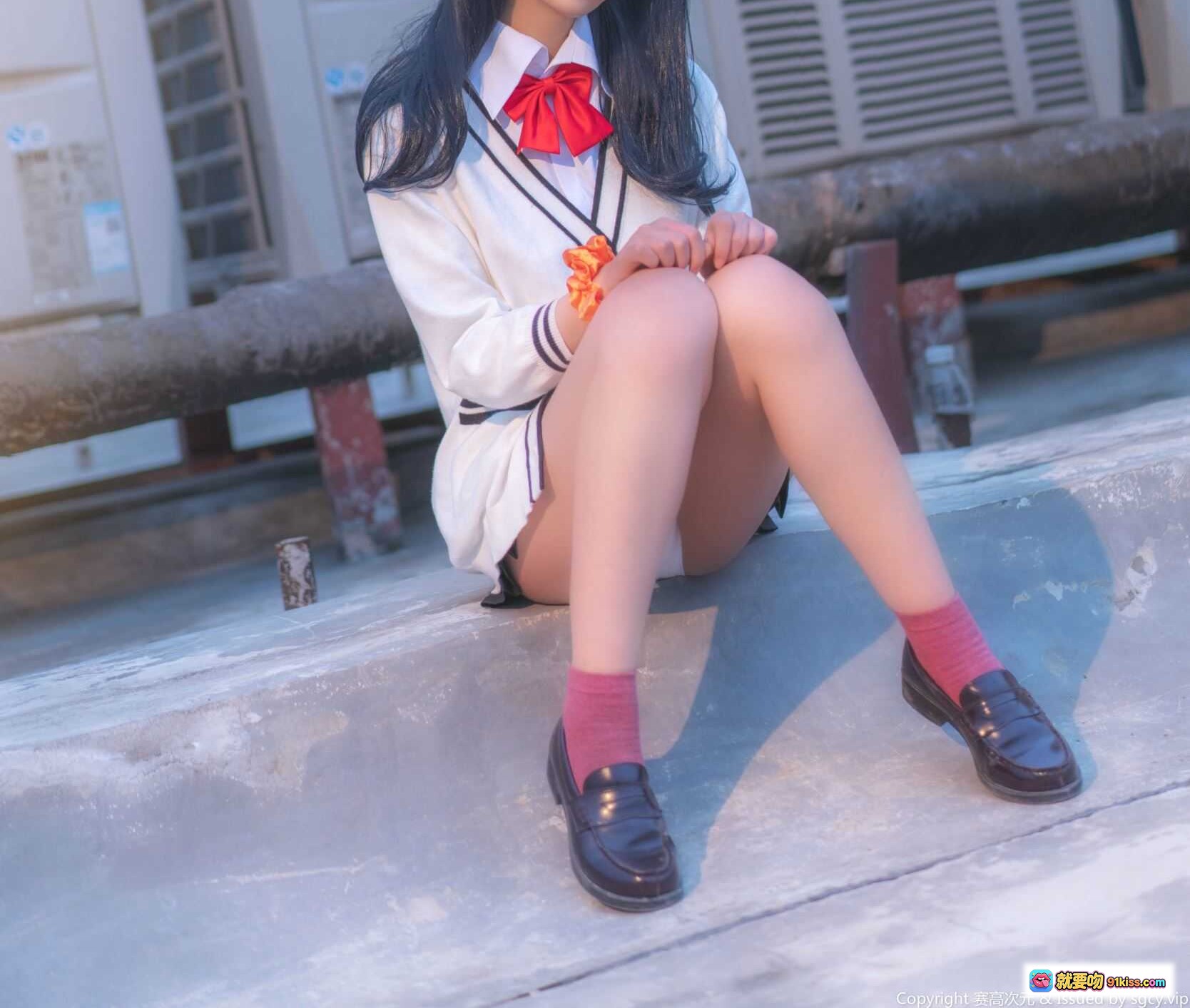 图片[3] - 宝多六花cosplay写真 | 逐月SU NO.008 | 白色校服短裙 | 蓝发少女坐姿 | 粉袜黑鞋 | 校园风清新美图 - 就要吻