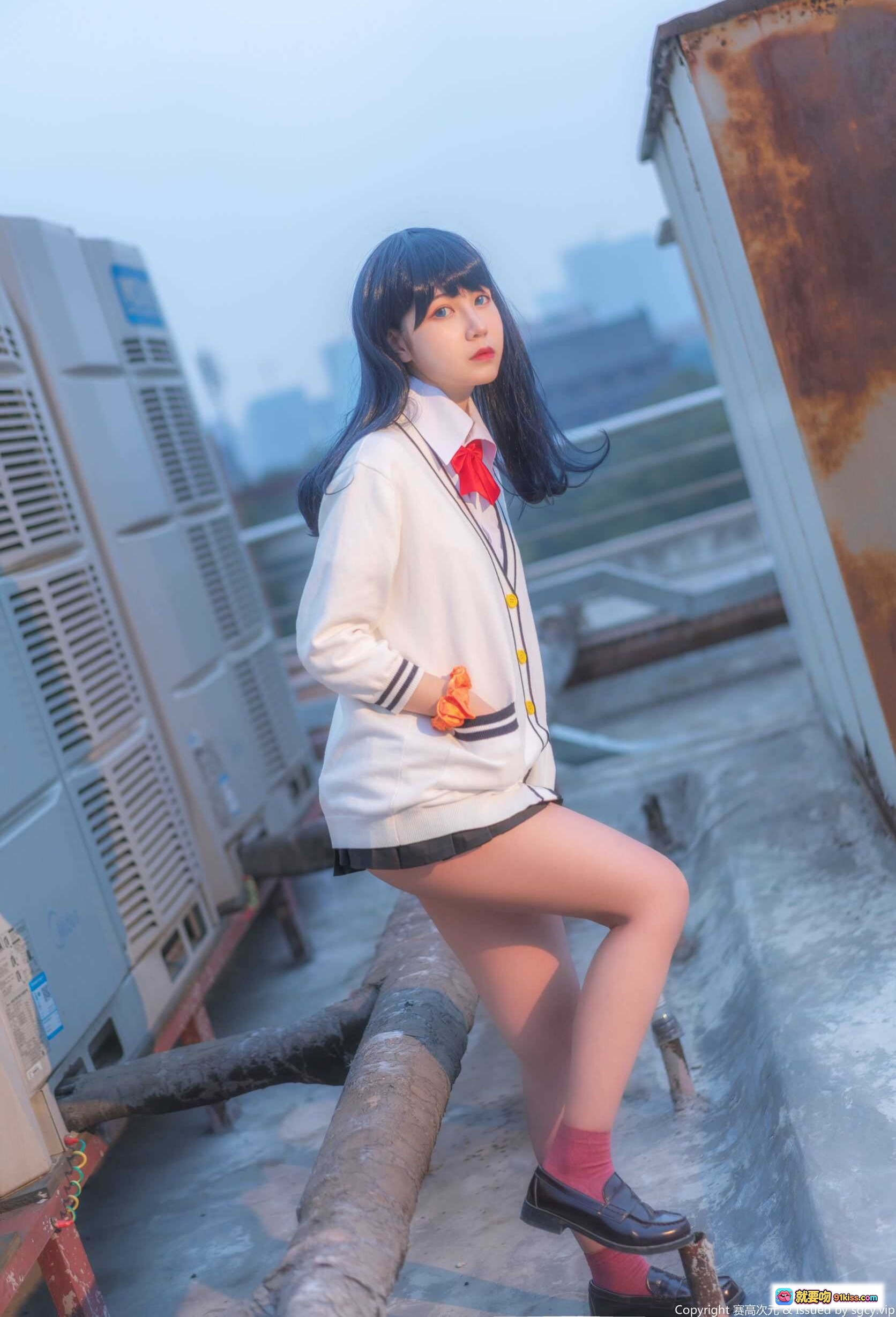 图片[4] - 宝多六花cosplay写真 | 逐月SU NO.008 | 白色校服短裙 | 蓝发少女坐姿 | 粉袜黑鞋 | 校园风清新美图 - 就要吻