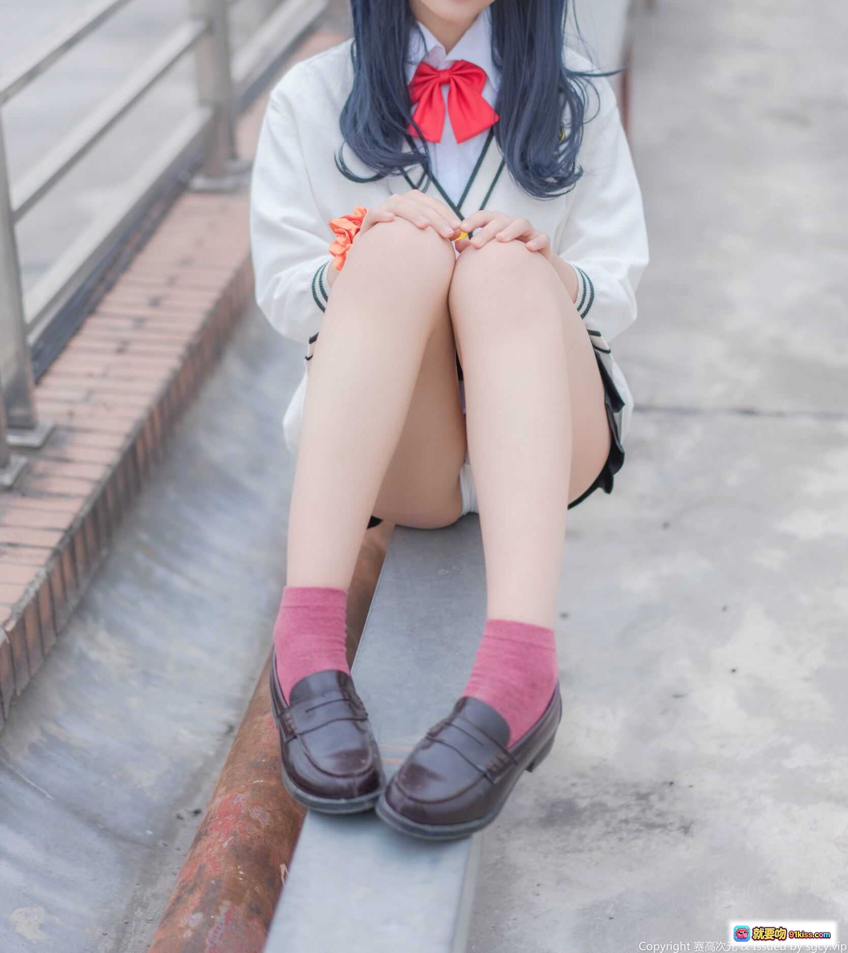 图片[7] - 宝多六花cosplay写真 | 逐月SU NO.008 | 白色校服短裙 | 蓝发少女坐姿 | 粉袜黑鞋 | 校园风清新美图 - 就要吻