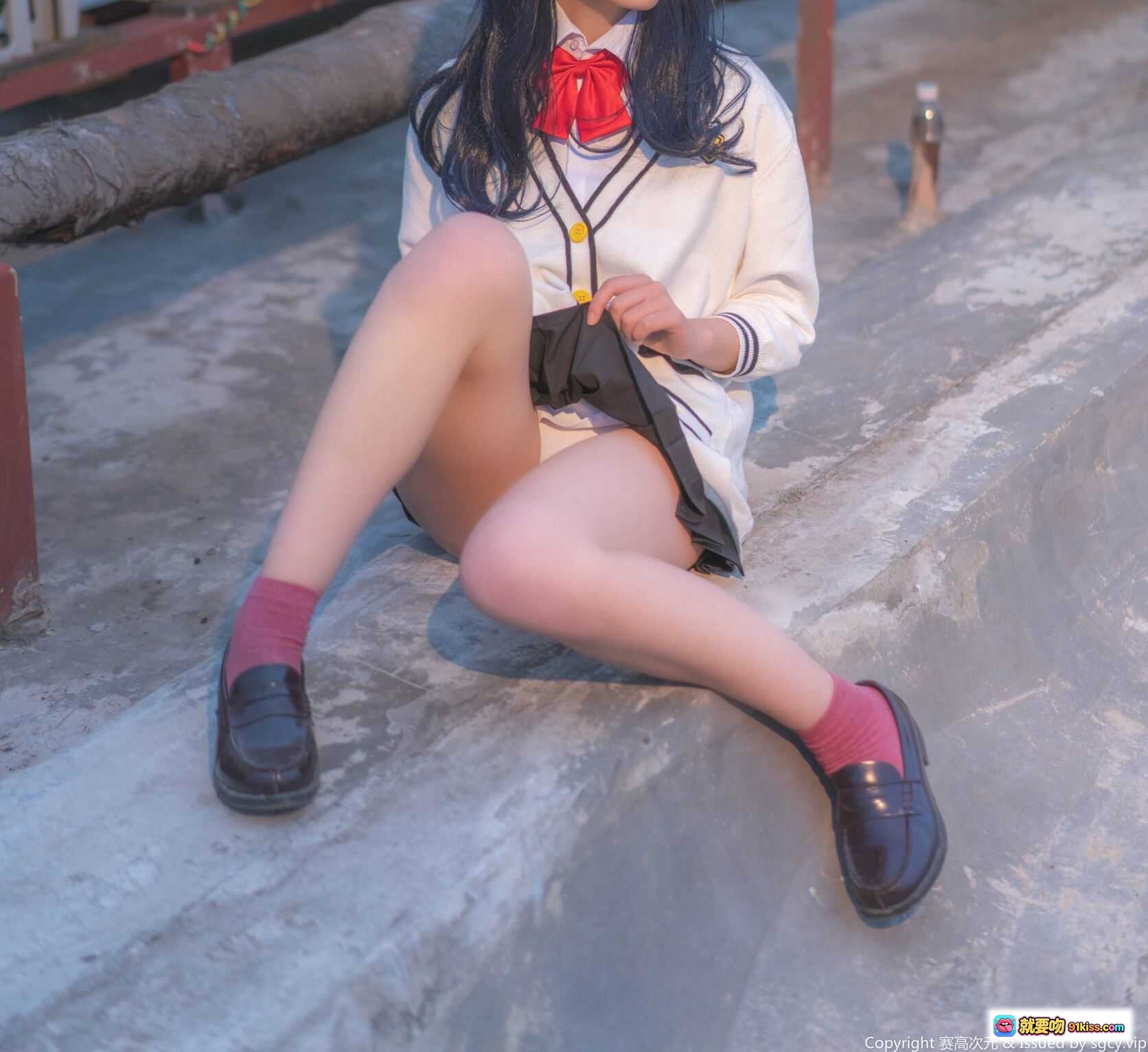 图片[10] - 宝多六花cosplay写真 | 逐月SU NO.008 | 白色校服短裙 | 蓝发少女坐姿 | 粉袜黑鞋 | 校园风清新美图 - 就要吻