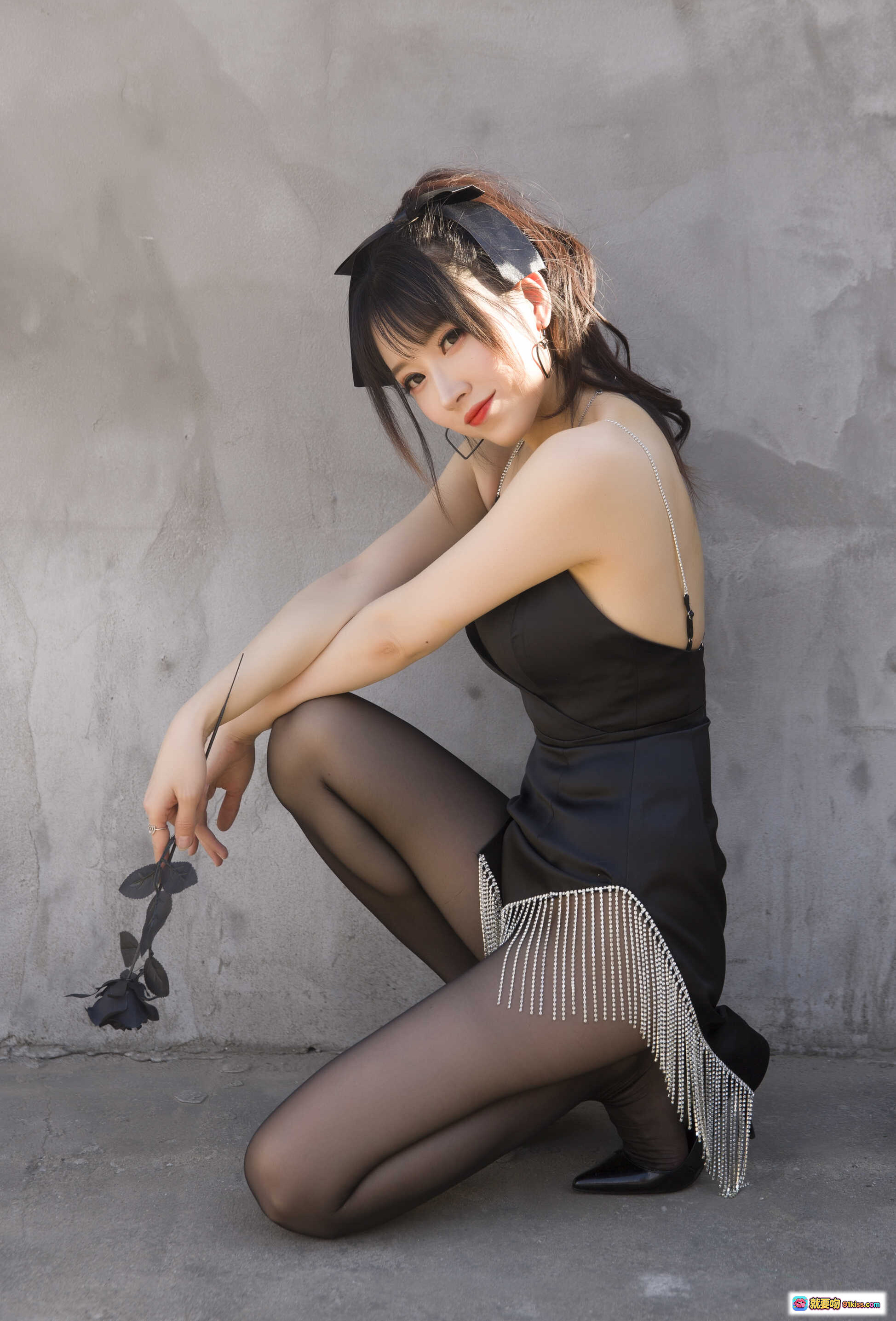 小女巫露娜NO.018黑色流苏吊带裙黑丝美腿写真32P高清图集 - 就要吻