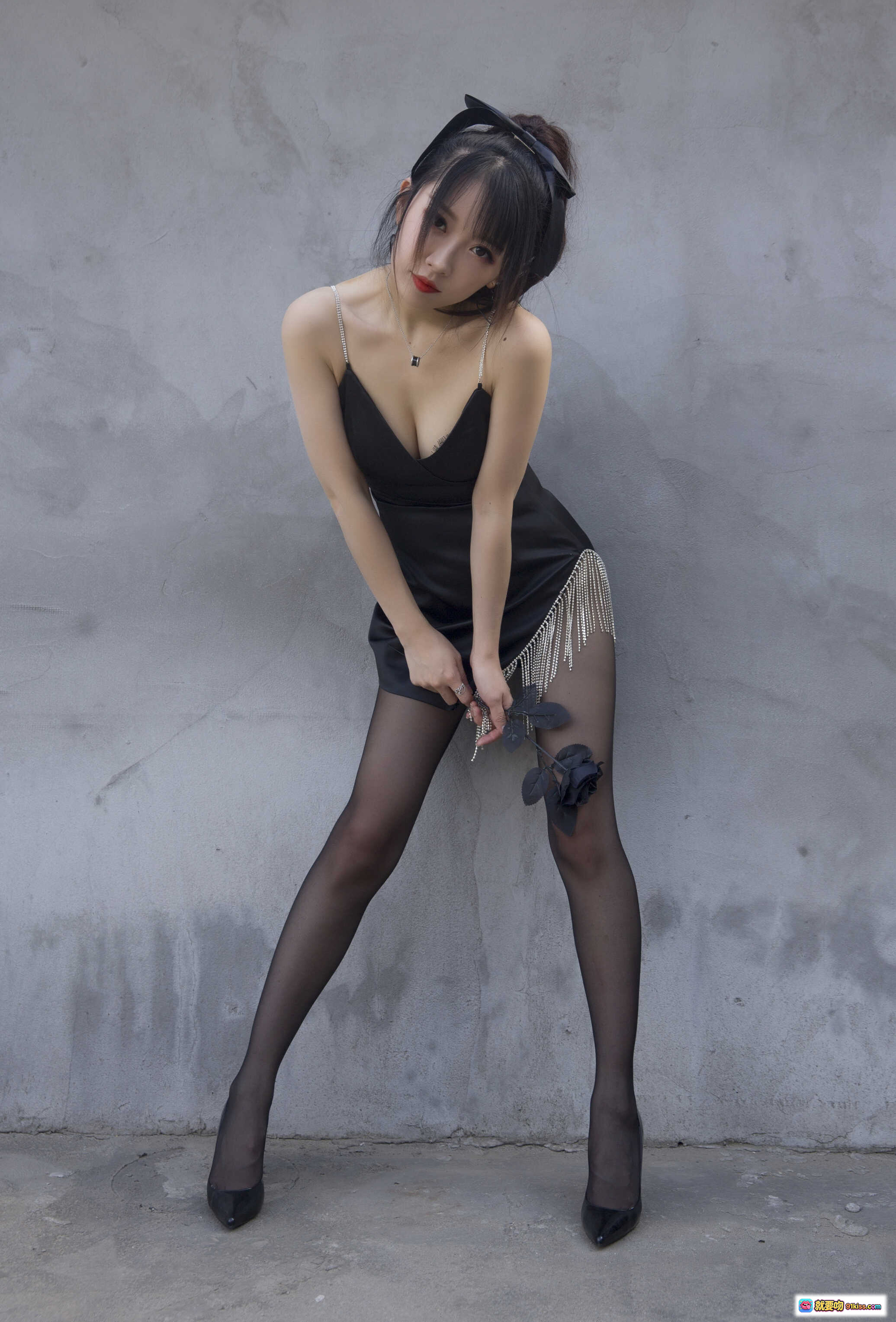 图片[2] - 小女巫露娜NO.018黑色流苏吊带裙黑丝美腿写真32P高清图集 - 就要吻