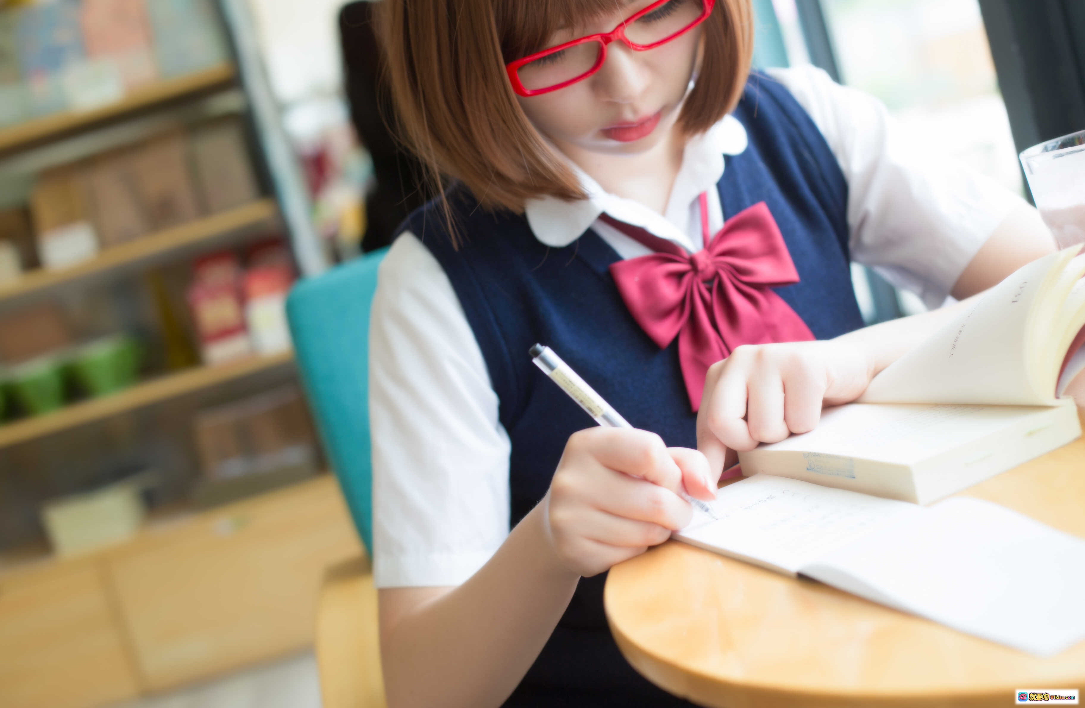 闪月半NO.005喵少女写真｜红框眼镜JK制服少女专注笔记学习场景｜校园风清新可爱写真集 - 就要吻