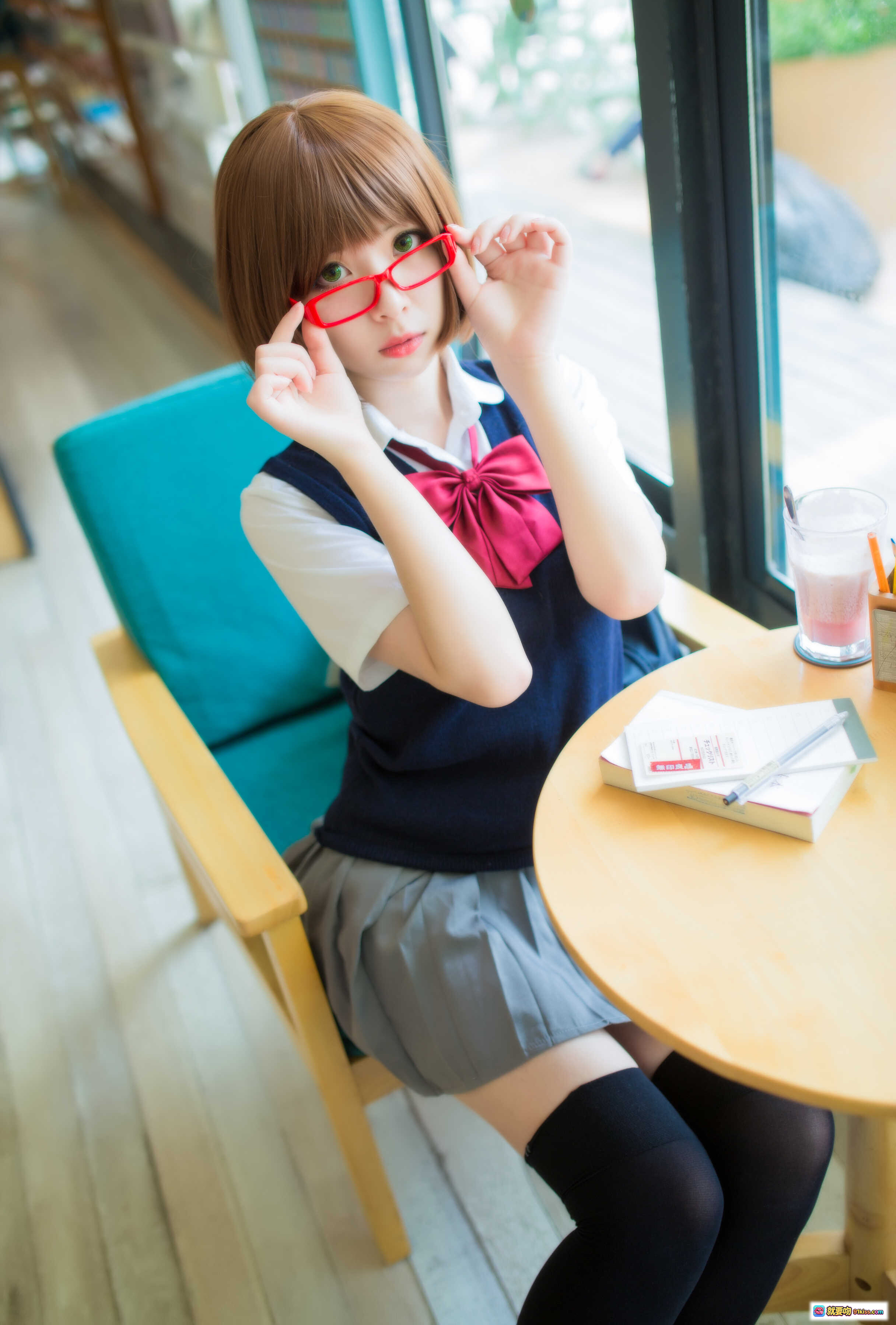 图片[9] - 闪月半NO.005喵少女写真｜红框眼镜JK制服少女专注笔记学习场景｜校园风清新可爱写真集 - 就要吻