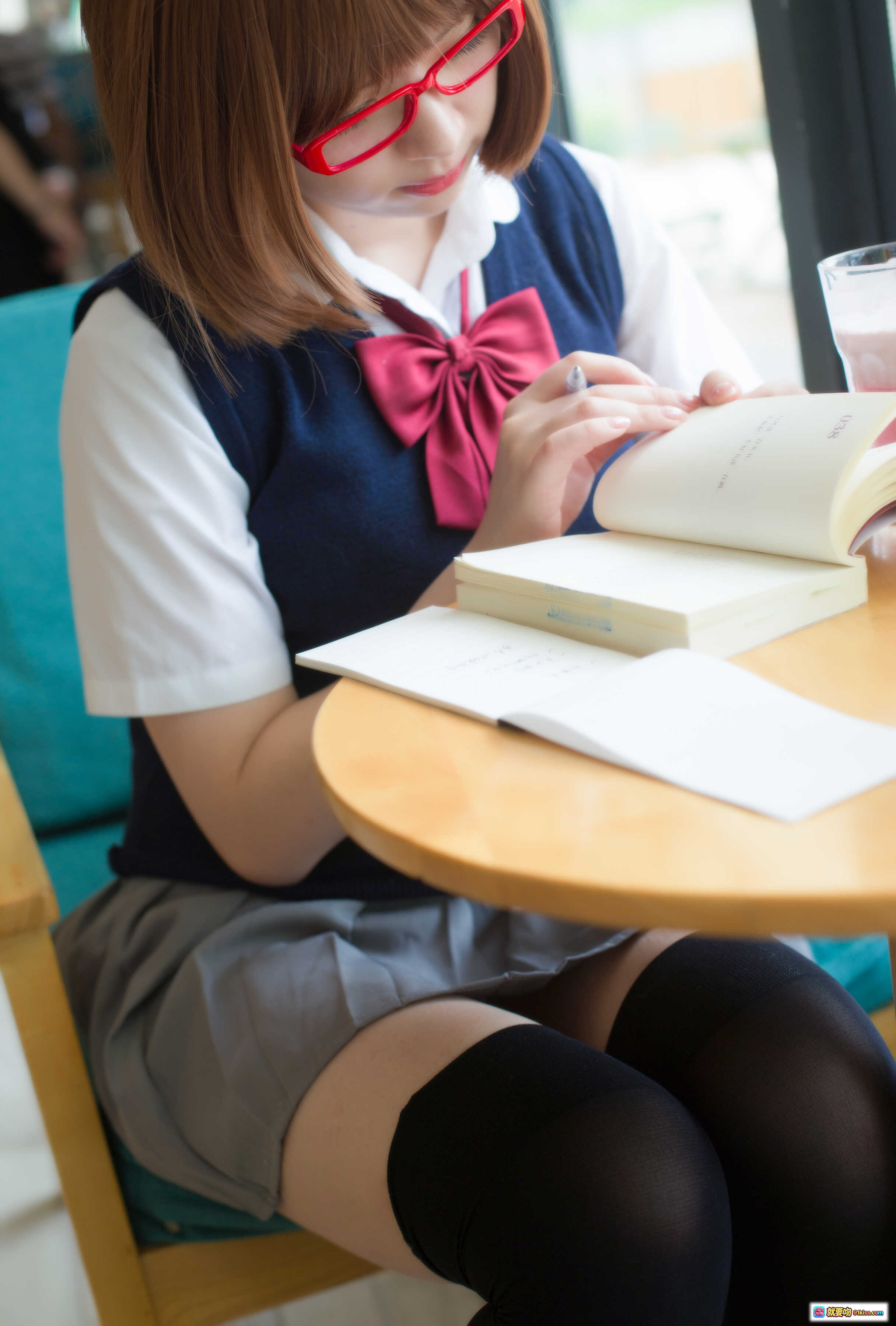 图片[8] - 闪月半NO.005喵少女写真｜红框眼镜JK制服少女专注笔记学习场景｜校园风清新可爱写真集 - 就要吻