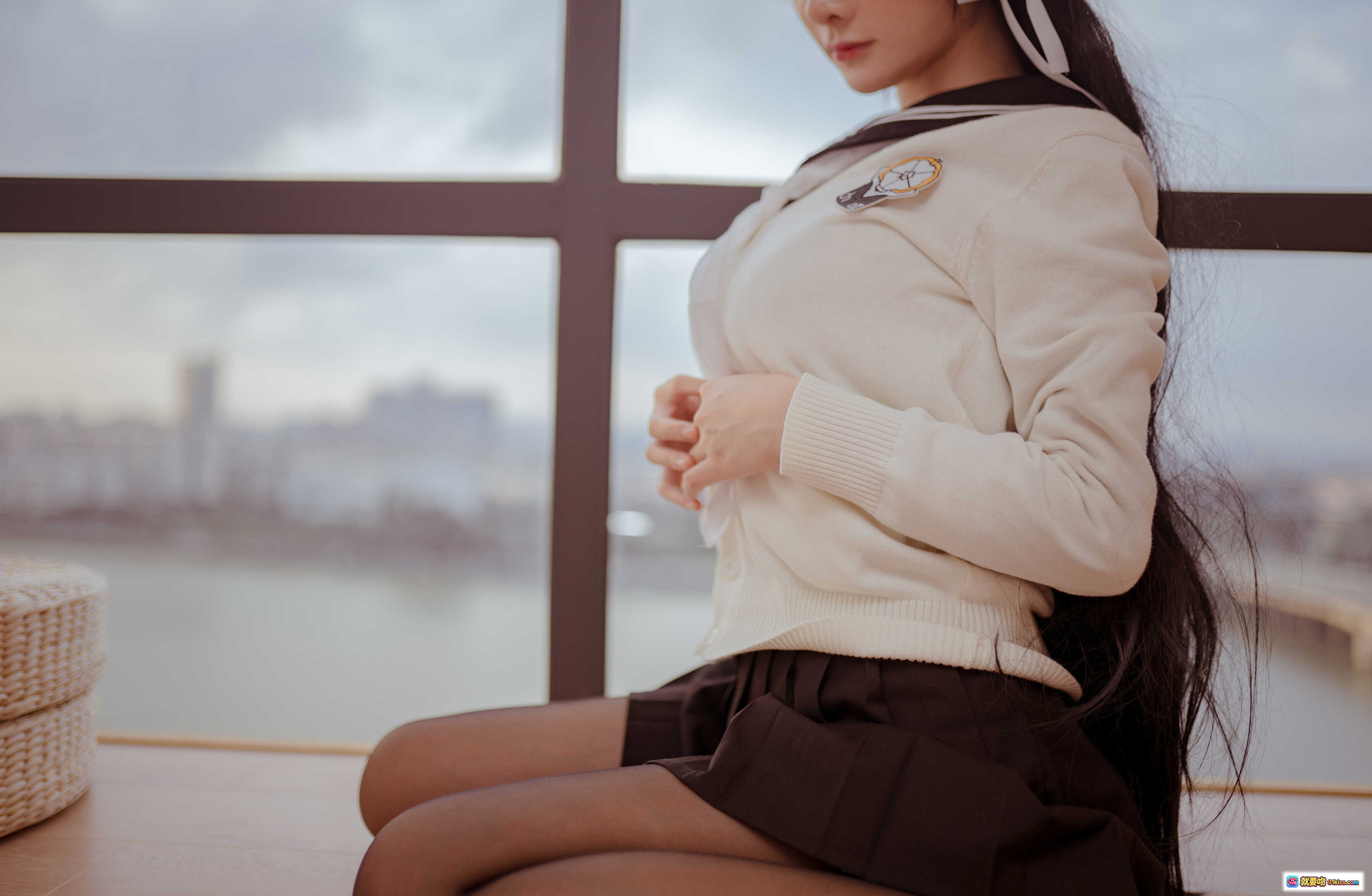 图片[8] - 小野妹子W NO.044 校服前羽写真 29P高清美腿丝袜少女坐姿特写 木质地板自然光氛围感摄影 - 就要吻