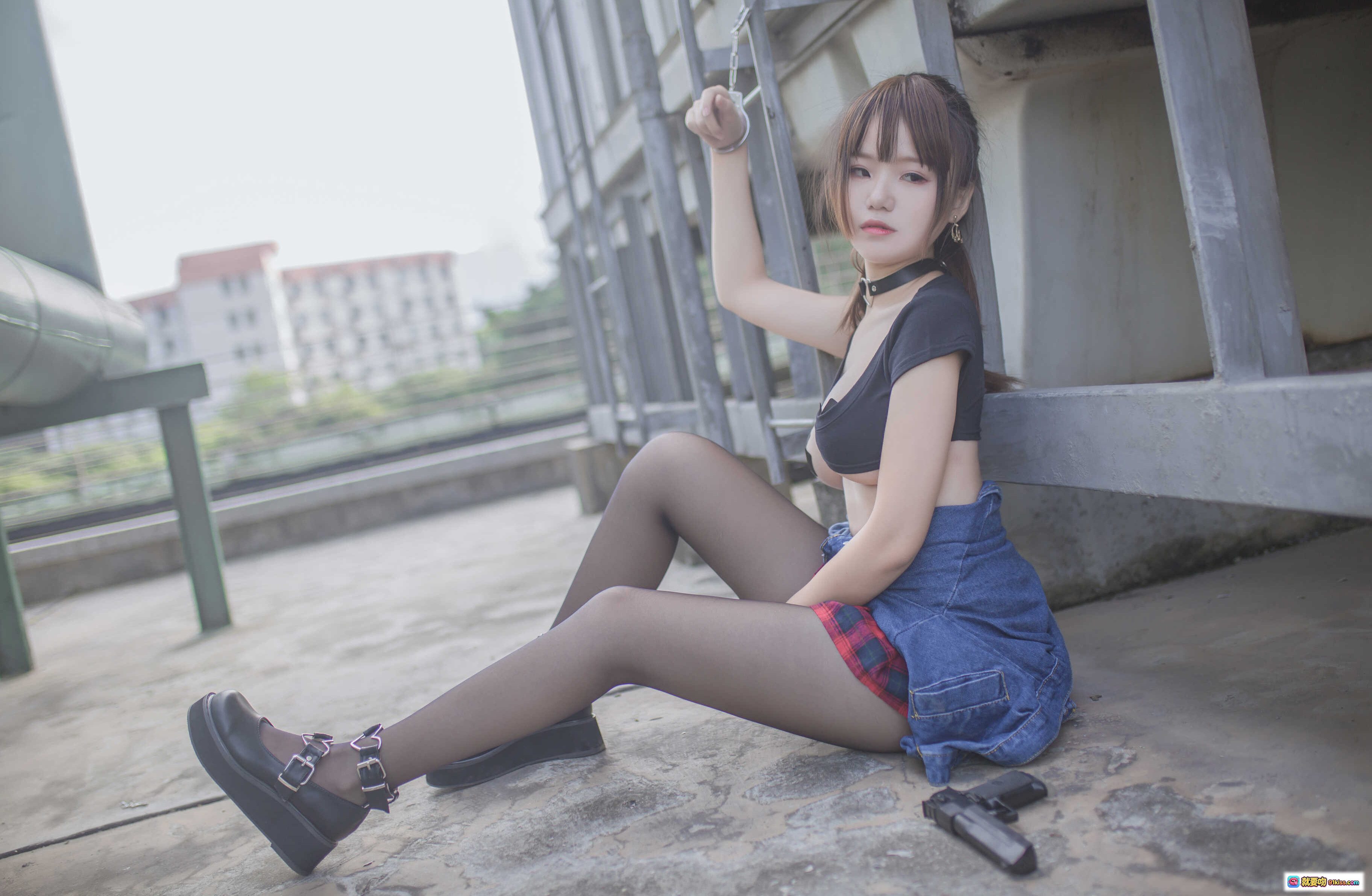 图片[3] - Yoko宅夏NO.004红色格子短裙黑丝美腿持枪工业风写真32P高清图集 - 就要吻