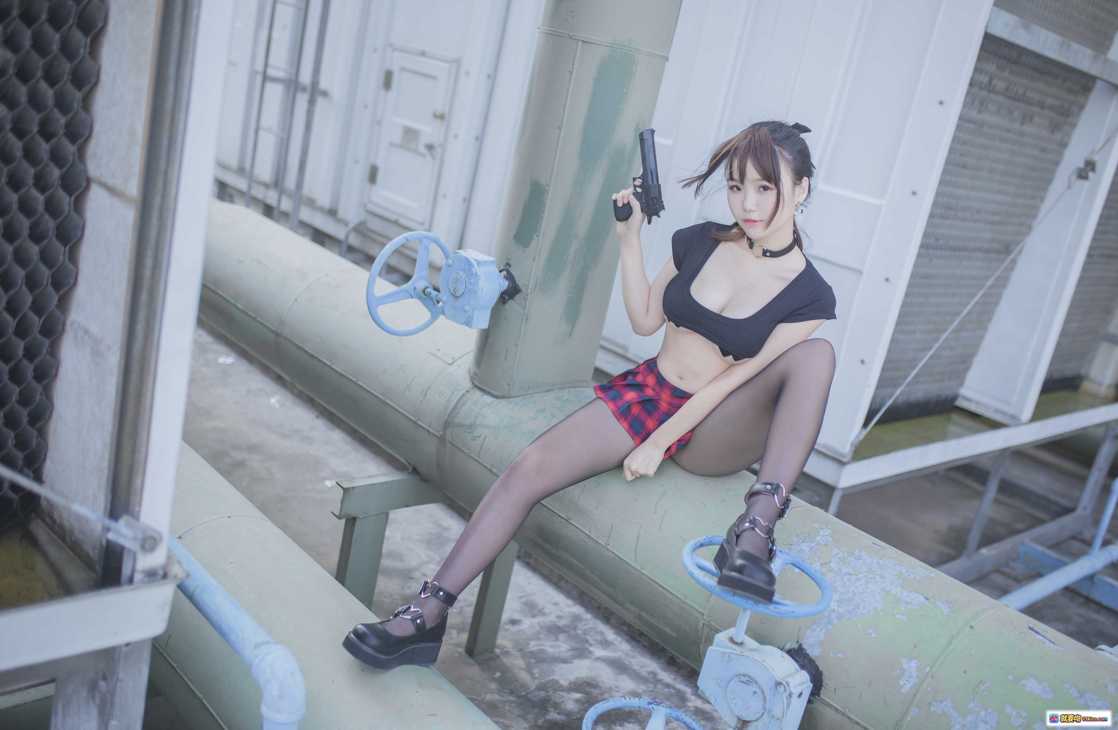 图片[1] - Yoko宅夏NO.004红色格子短裙黑丝美腿持枪工业风写真32P高清图集 - 就要吻