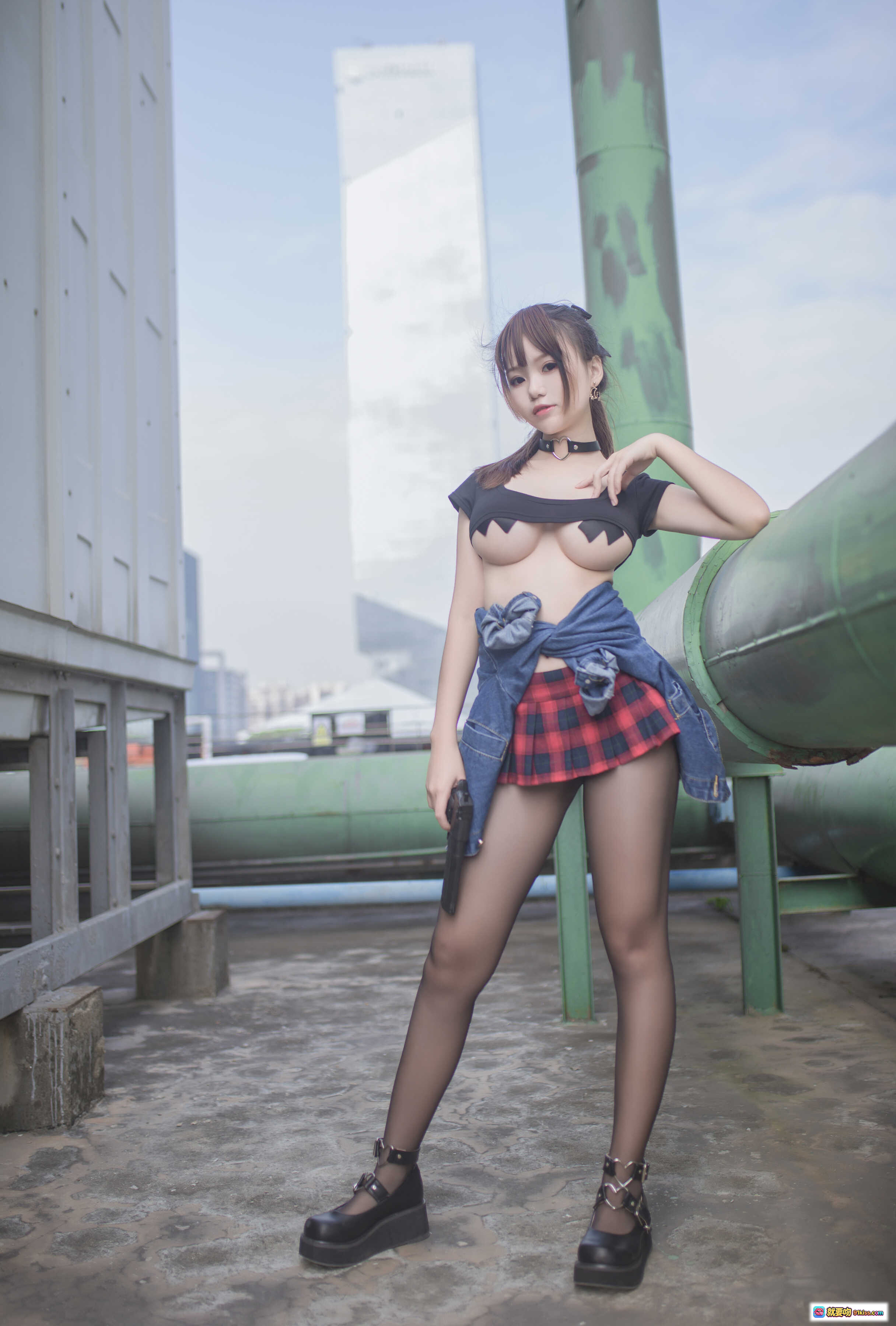 图片[10] - Yoko宅夏NO.004红色格子短裙黑丝美腿持枪工业风写真32P高清图集 - 就要吻