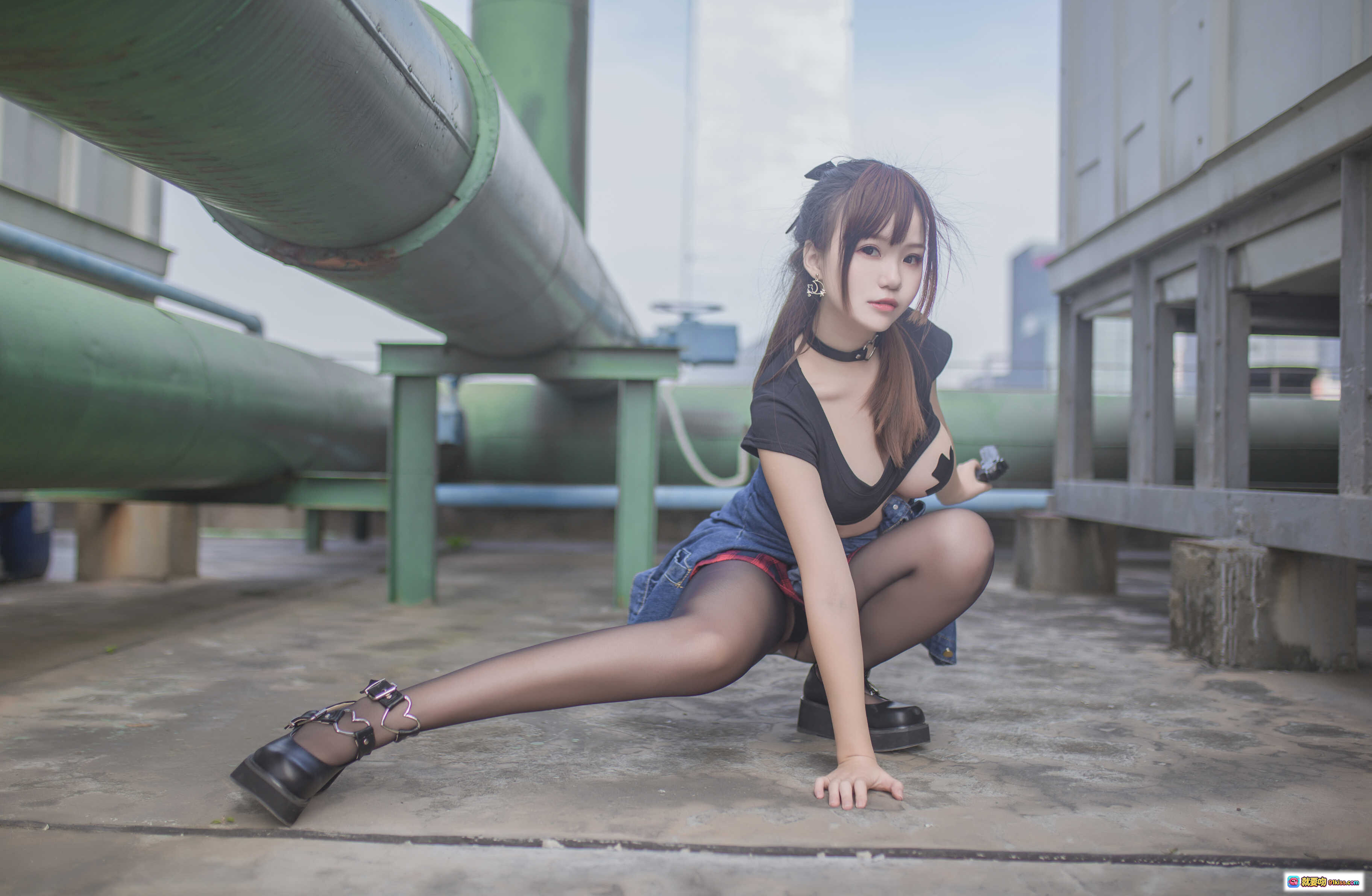 图片[9] - Yoko宅夏NO.004红色格子短裙黑丝美腿持枪工业风写真32P高清图集 - 就要吻