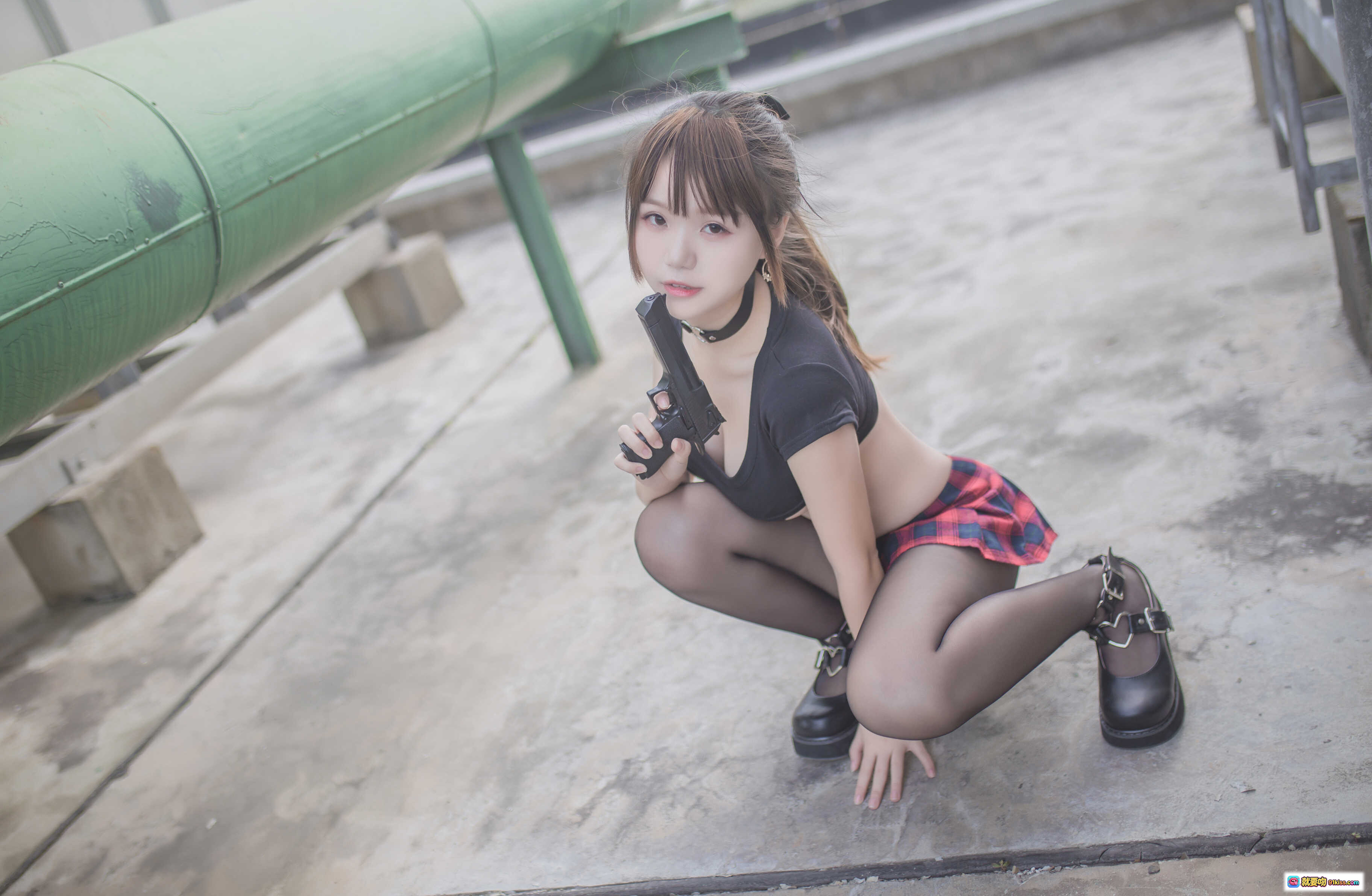 图片[4] - Yoko宅夏NO.004红色格子短裙黑丝美腿持枪工业风写真32P高清图集 - 就要吻