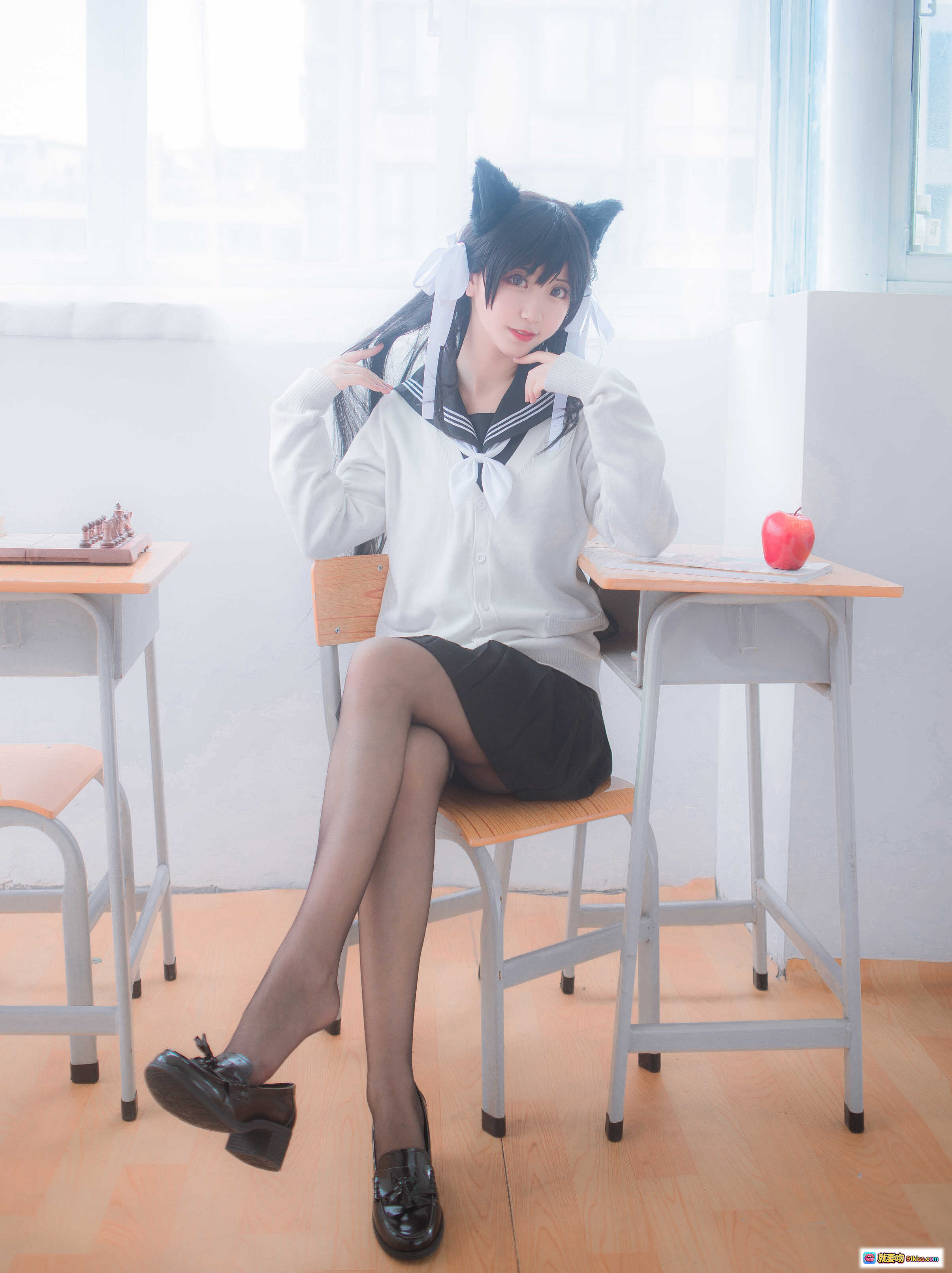 黑川NO.006獒犬制服Cosplay写真 | 猫耳少女教室场景 | 白色水手服黑裙黑丝美腿 | 30P高清图集 - 就要吻