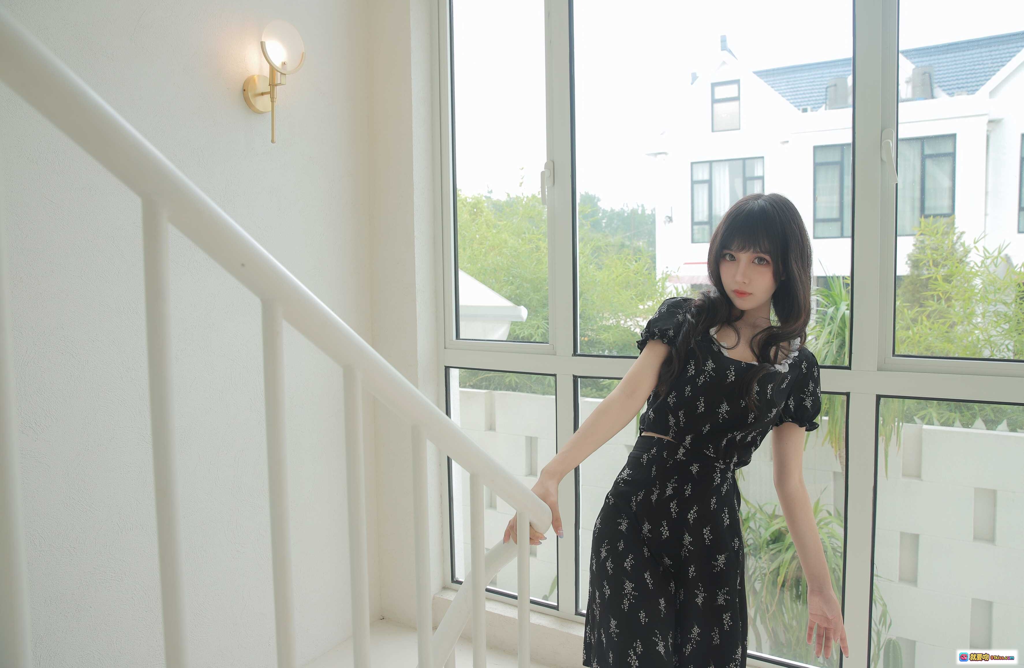 Shika小鹿鹿NO.073生日写真 | 黑色碎花连衣裙楼梯窗边优雅姿势 | 65P高清美图 - 就要吻