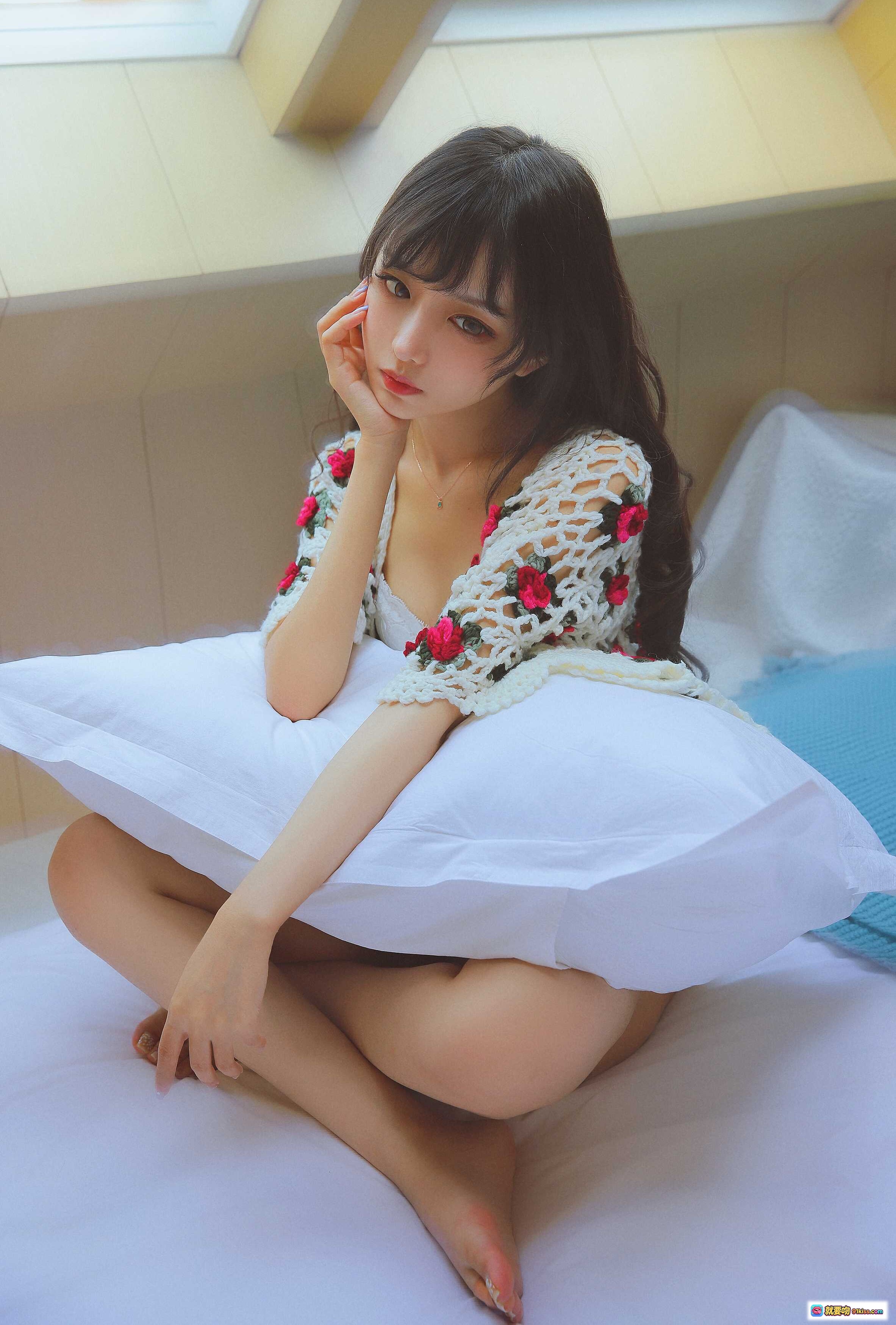 图片[10] - Shika小鹿鹿NO.073生日写真 | 黑色碎花连衣裙楼梯窗边优雅姿势 | 65P高清美图 - 就要吻