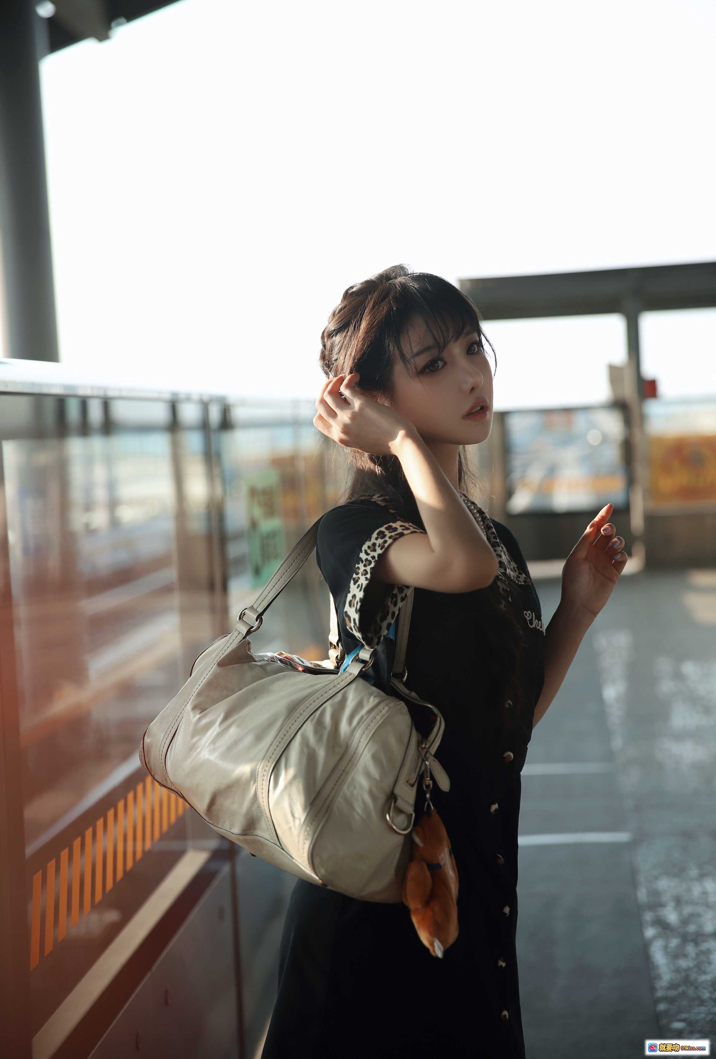 图片[9] - Shika小鹿鹿NO.073生日写真 | 黑色碎花连衣裙楼梯窗边优雅姿势 | 65P高清美图 - 就要吻