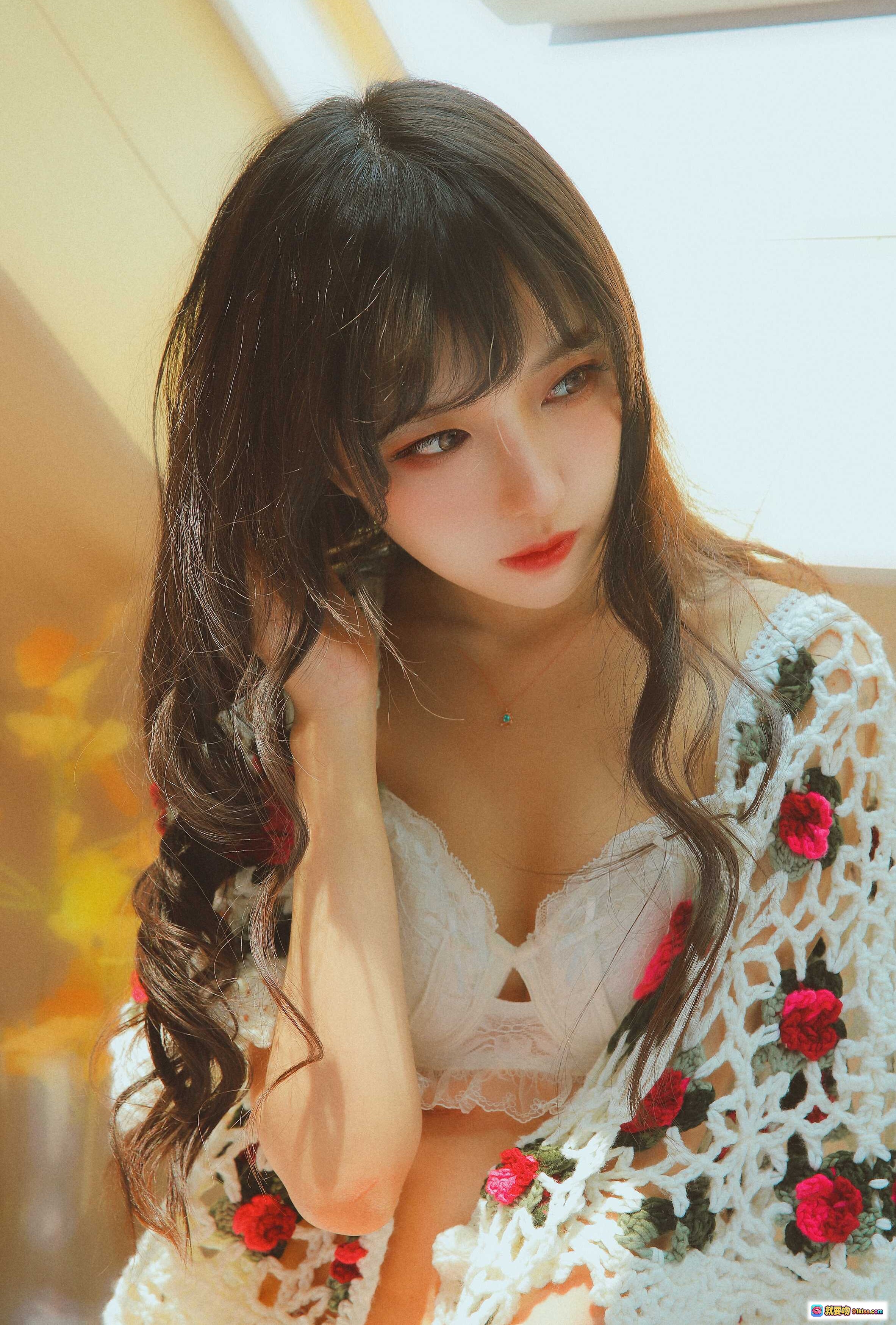 图片[4] - Shika小鹿鹿NO.073生日写真 | 黑色碎花连衣裙楼梯窗边优雅姿势 | 65P高清美图 - 就要吻