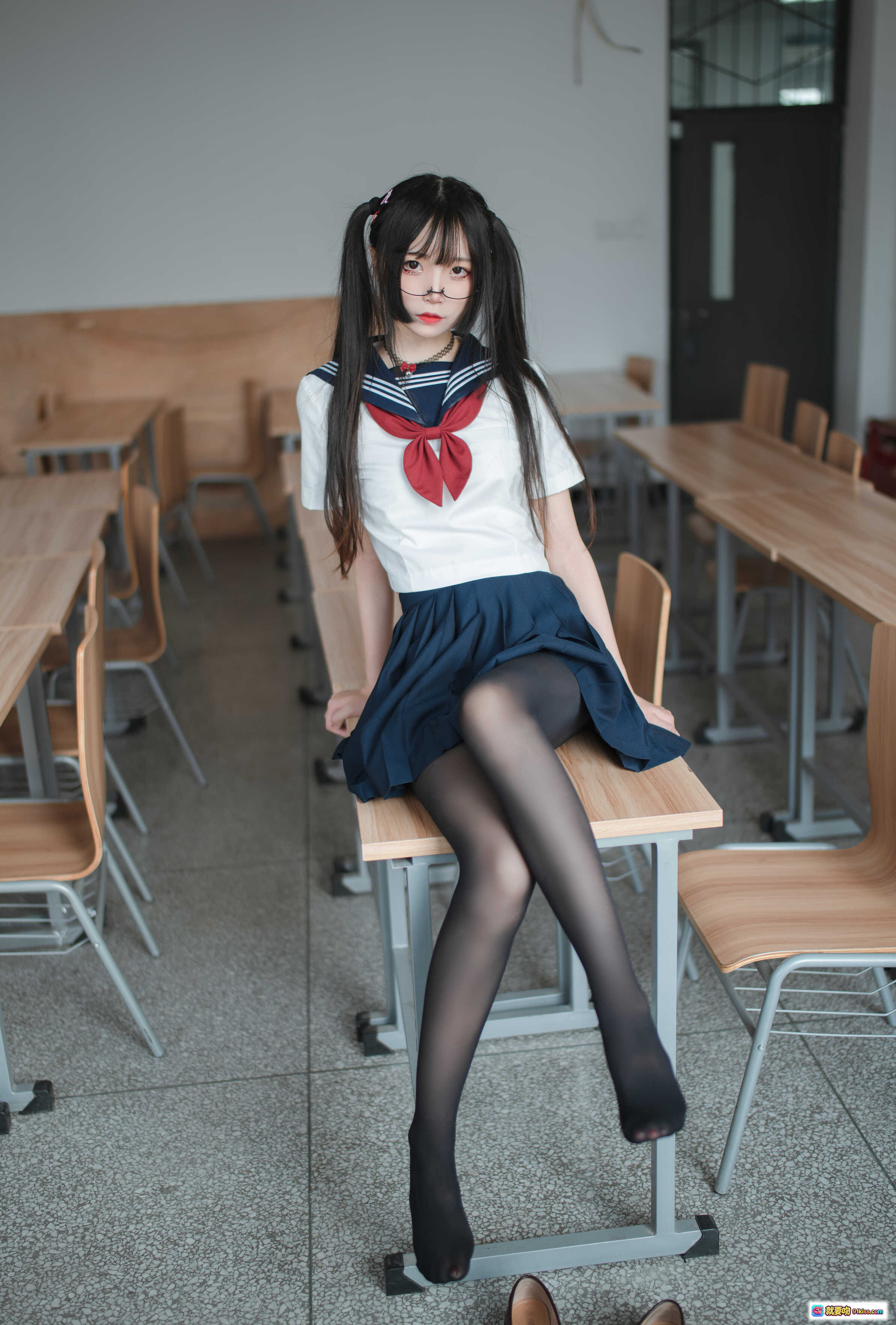 图片[9] - 五更百鬼_NO.021 JK制服写真 43P高清美图 学院风少女 红领结白衬衫深蓝百褶裙 校园风情性感诱惑 - 就要吻