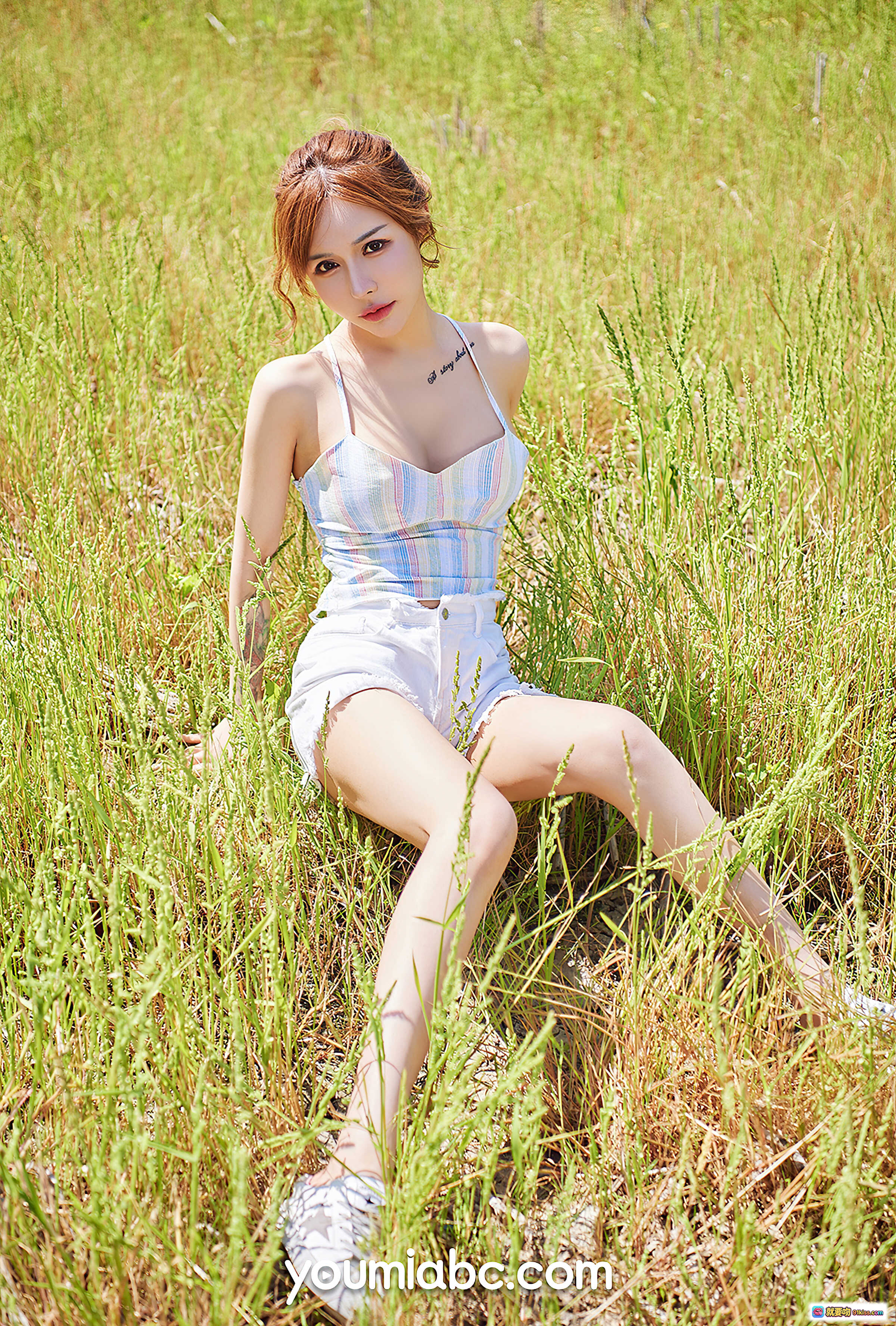 晴天小迷妹可可草地写真 | 清新条纹吊带+白色短裤 | 自然阳光少女风 | YouMi尤蜜2020.05.21 - 就要吻