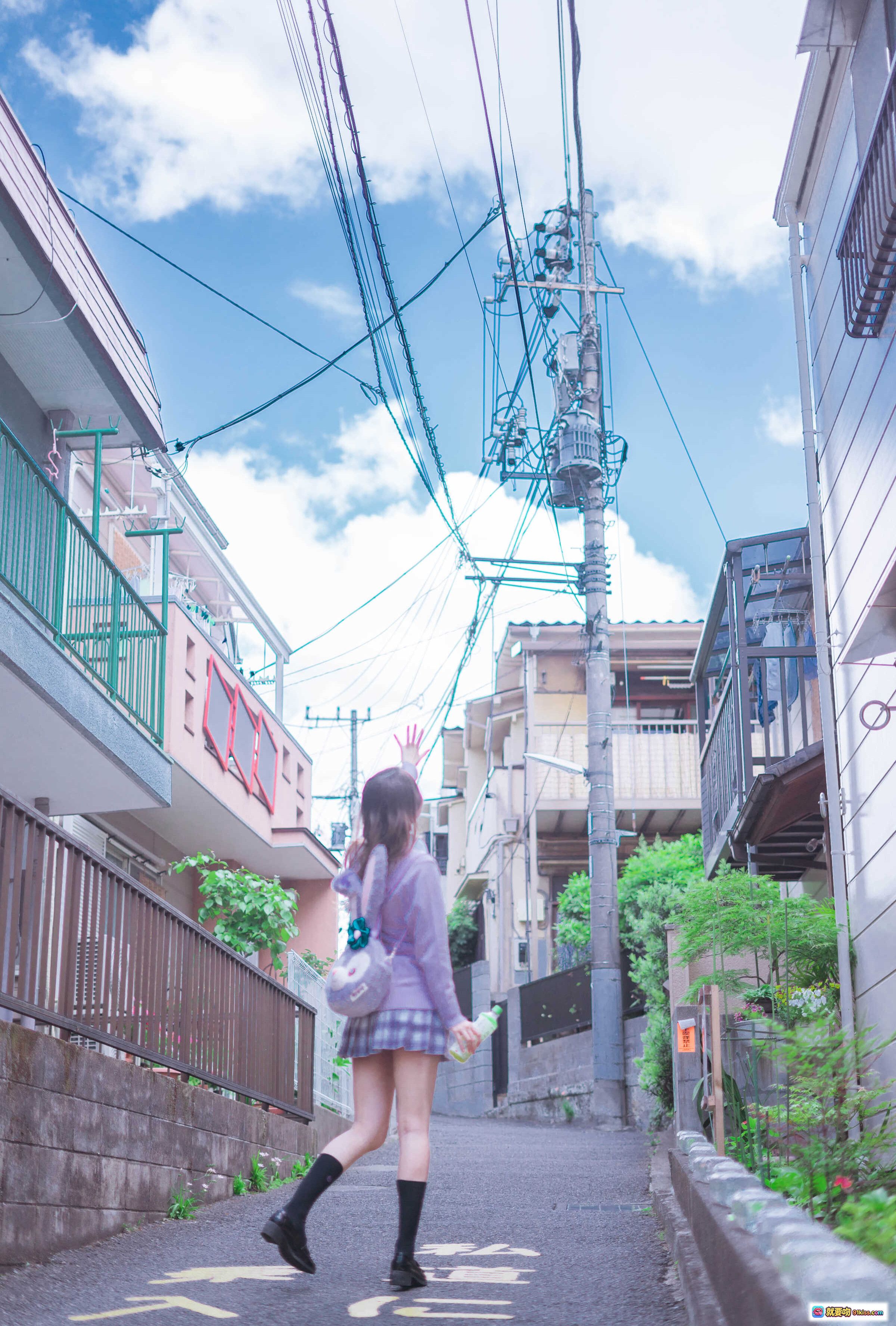 图片[1] - 黑川NO.040民宿楼下街景少女背影日系清新写真15P90MB - 就要吻