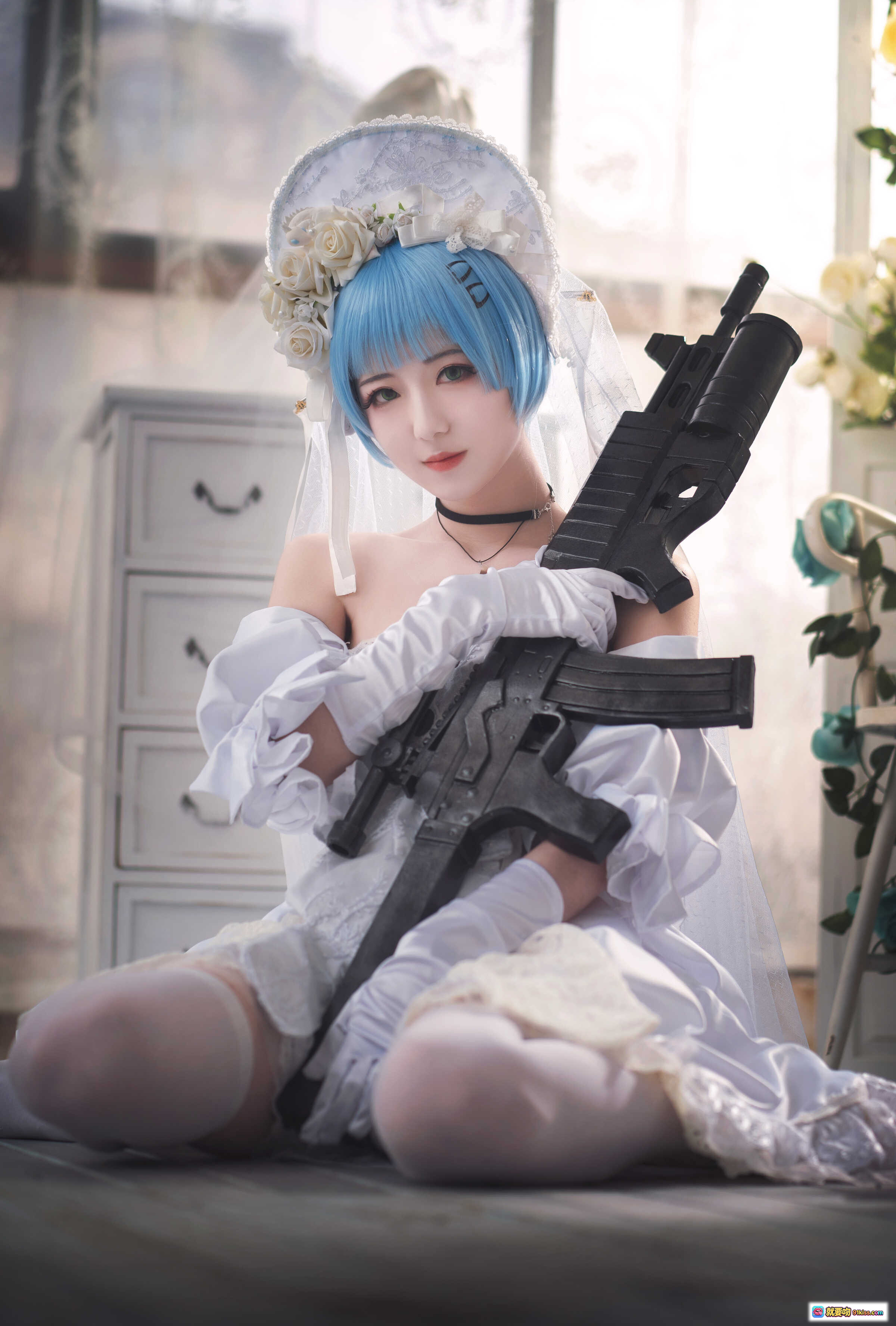 图片[4] - 弥音音NO.038 COSPLAY 白裙蓝发少女躺卧木地板 手持红苹果与枪械 16P高清写真集 - 就要吻