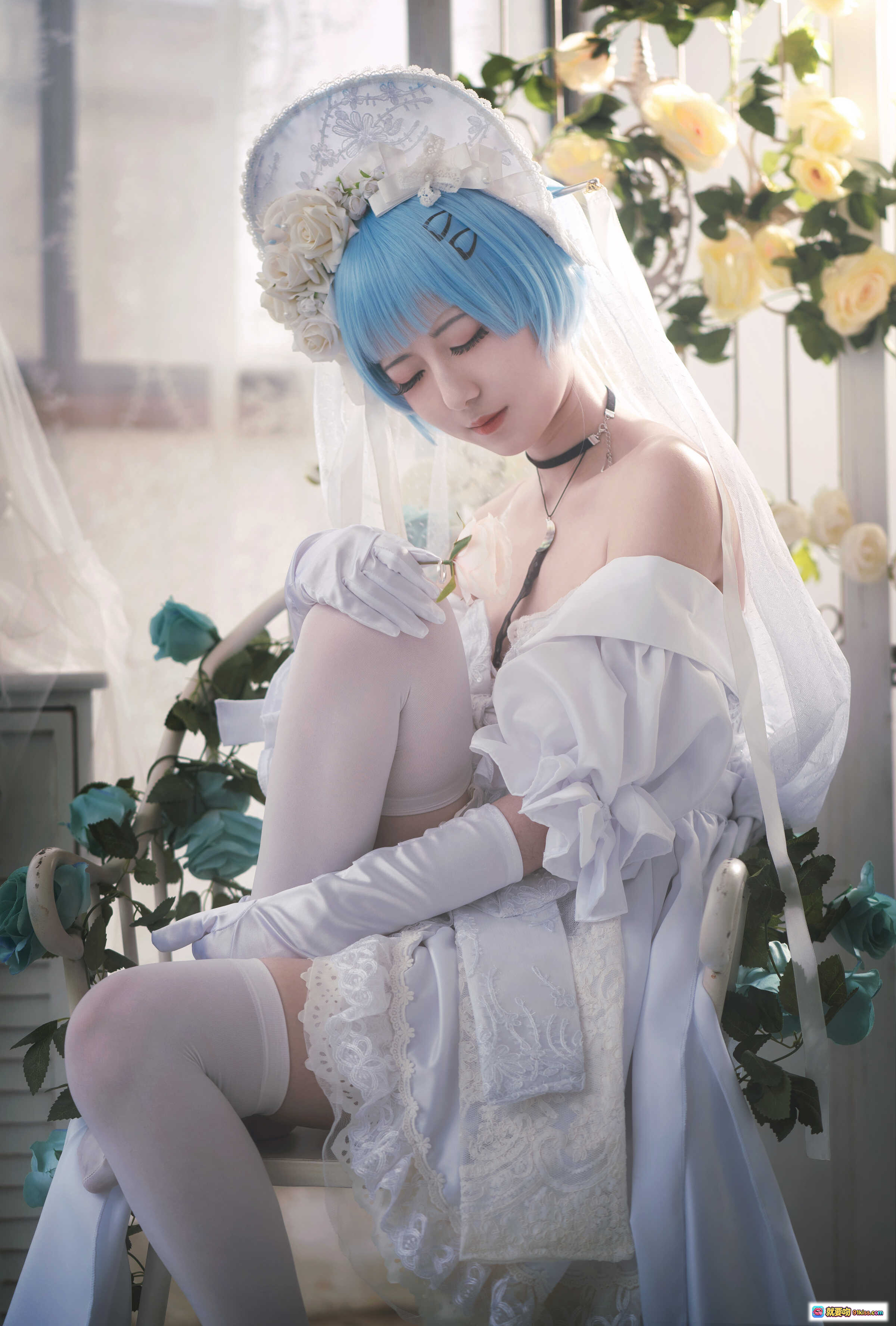 图片[2] - 弥音音NO.038 COSPLAY 白裙蓝发少女躺卧木地板 手持红苹果与枪械 16P高清写真集 - 就要吻