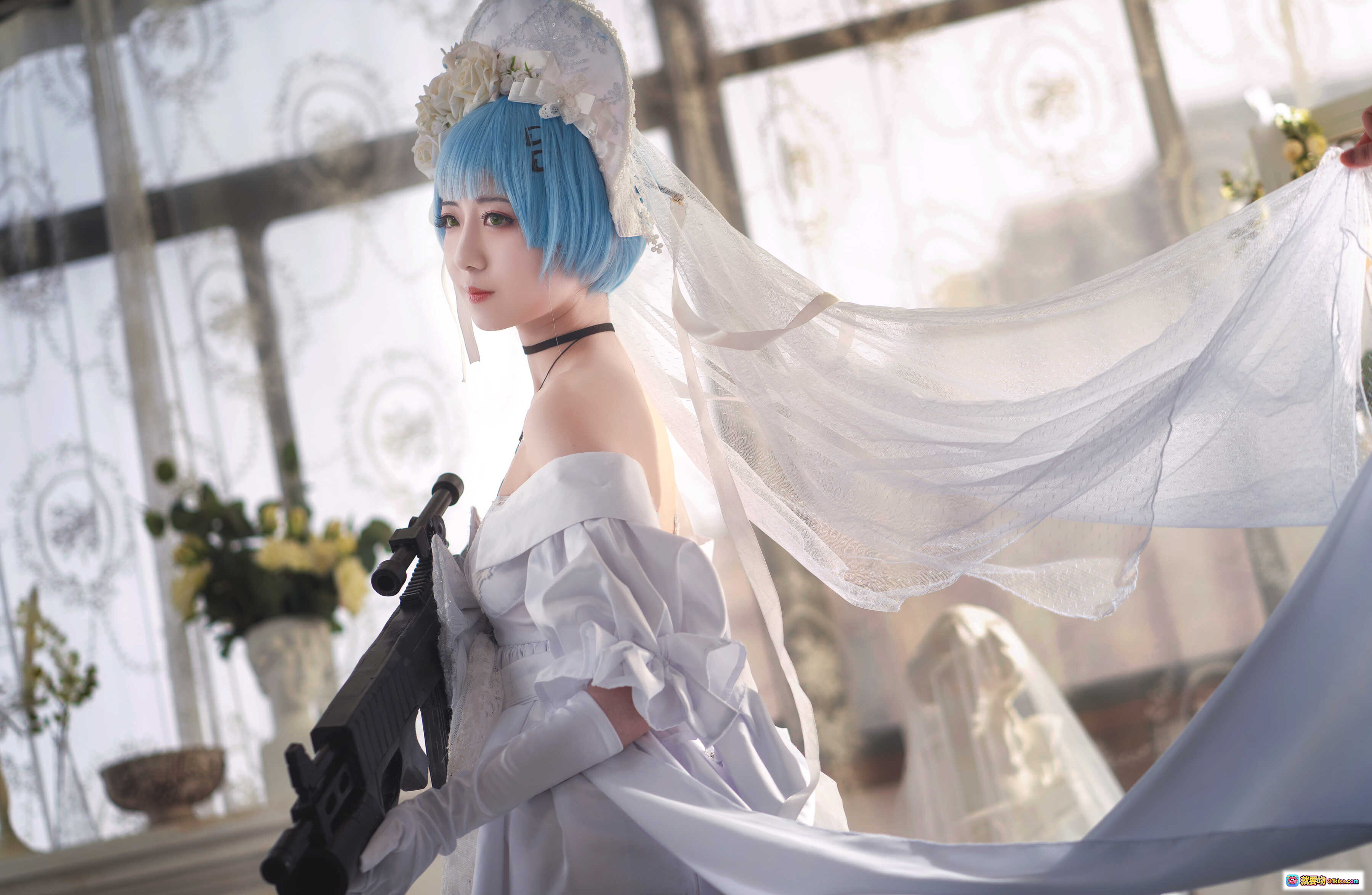 图片[3] - 弥音音NO.038 COSPLAY 白裙蓝发少女躺卧木地板 手持红苹果与枪械 16P高清写真集 - 就要吻