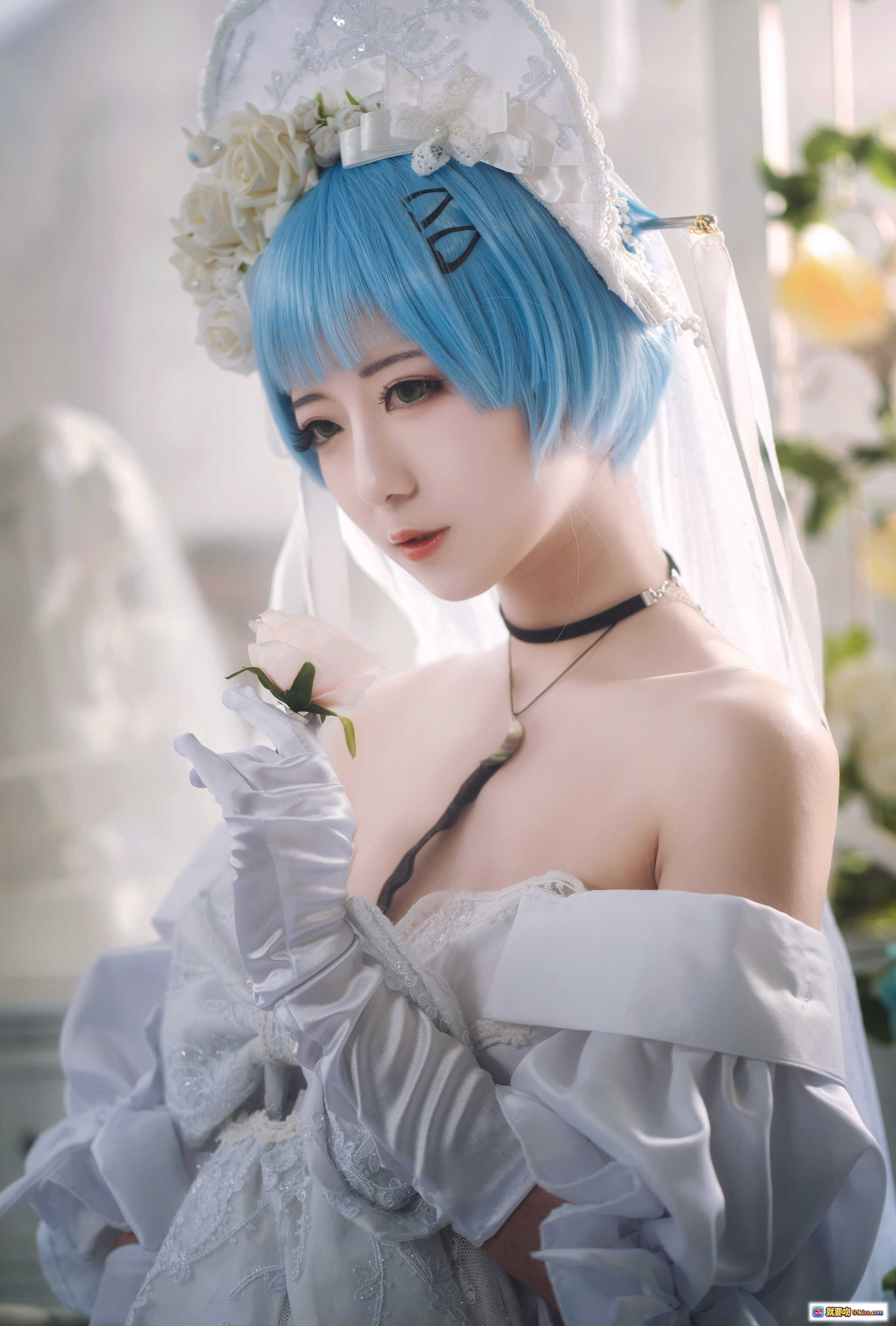 图片[9] - 弥音音NO.038 COSPLAY 白裙蓝发少女躺卧木地板 手持红苹果与枪械 16P高清写真集 - 就要吻