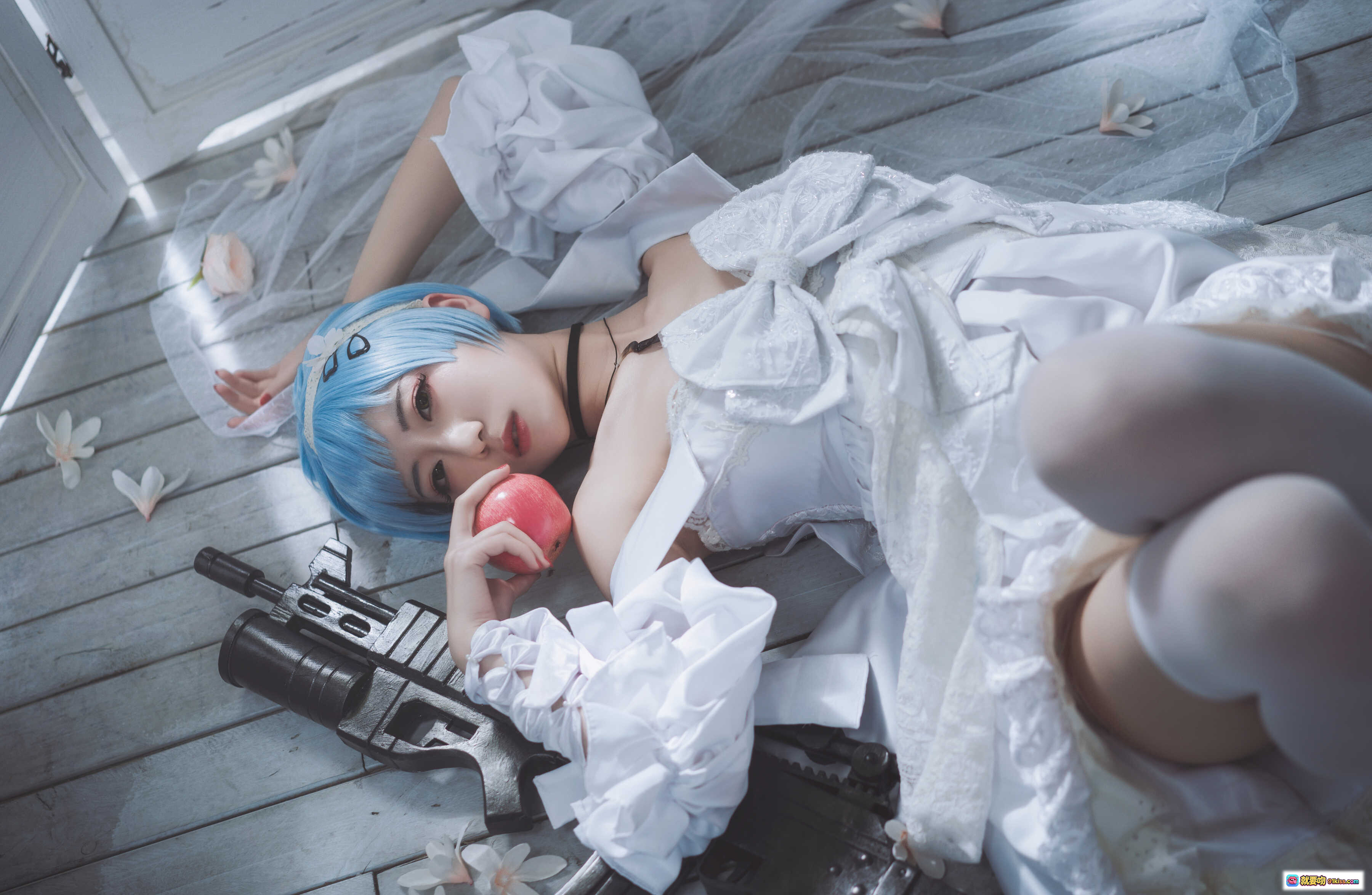 图片[1] - 弥音音NO.038 COSPLAY 白裙蓝发少女躺卧木地板 手持红苹果与枪械 16P高清写真集 - 就要吻