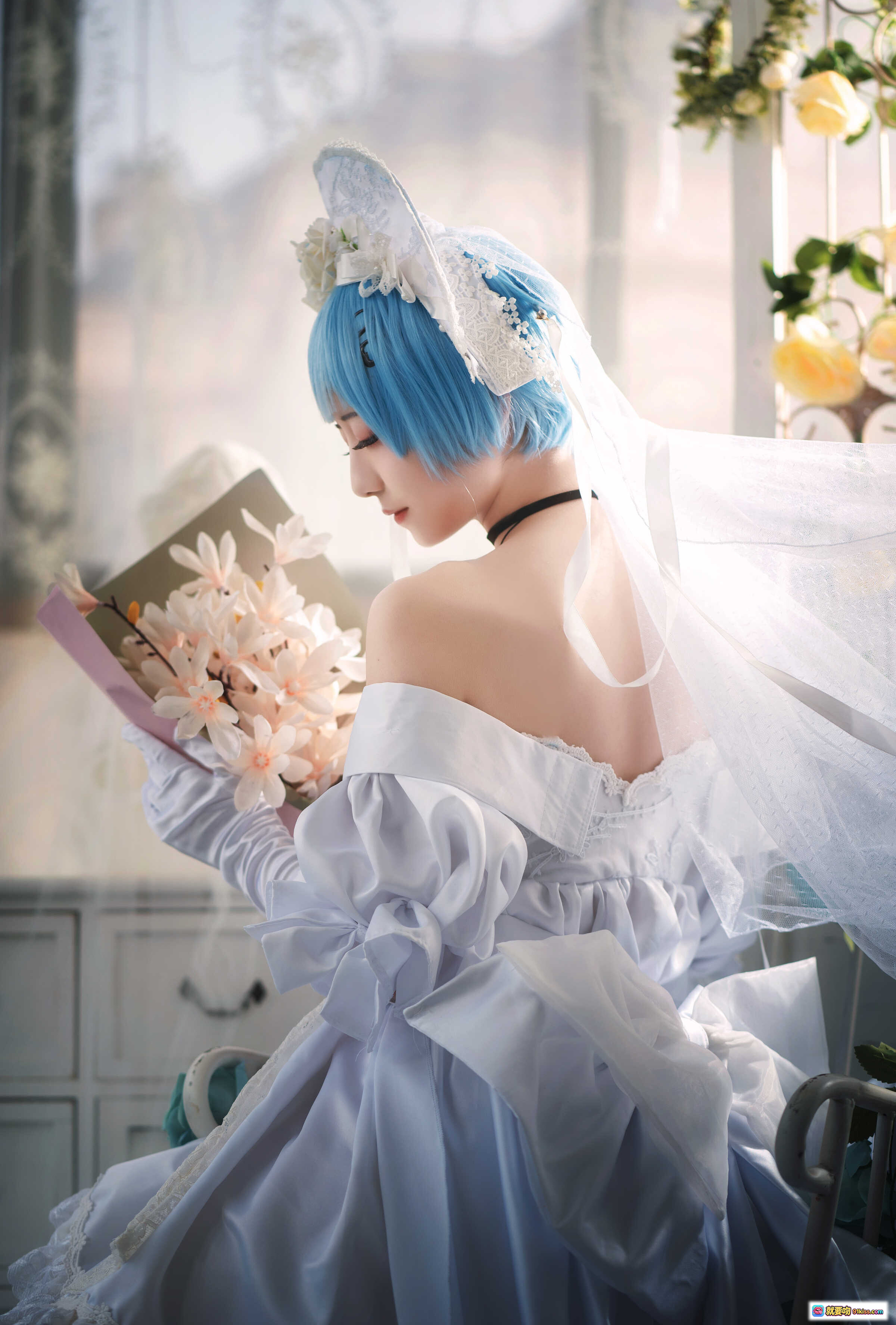 图片[7] - 弥音音NO.038 COSPLAY 白裙蓝发少女躺卧木地板 手持红苹果与枪械 16P高清写真集 - 就要吻