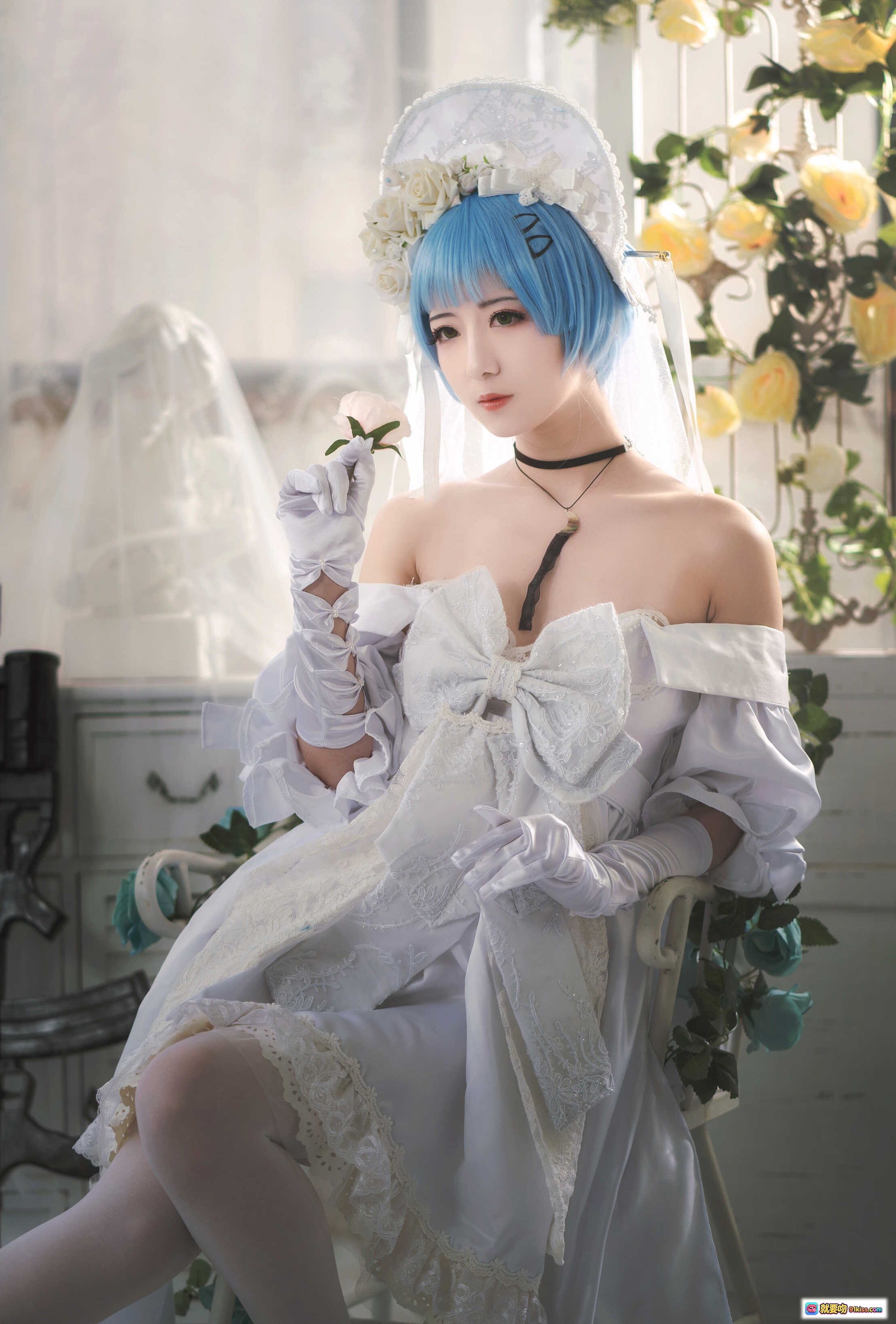 图片[5] - 弥音音NO.038 COSPLAY 白裙蓝发少女躺卧木地板 手持红苹果与枪械 16P高清写真集 - 就要吻