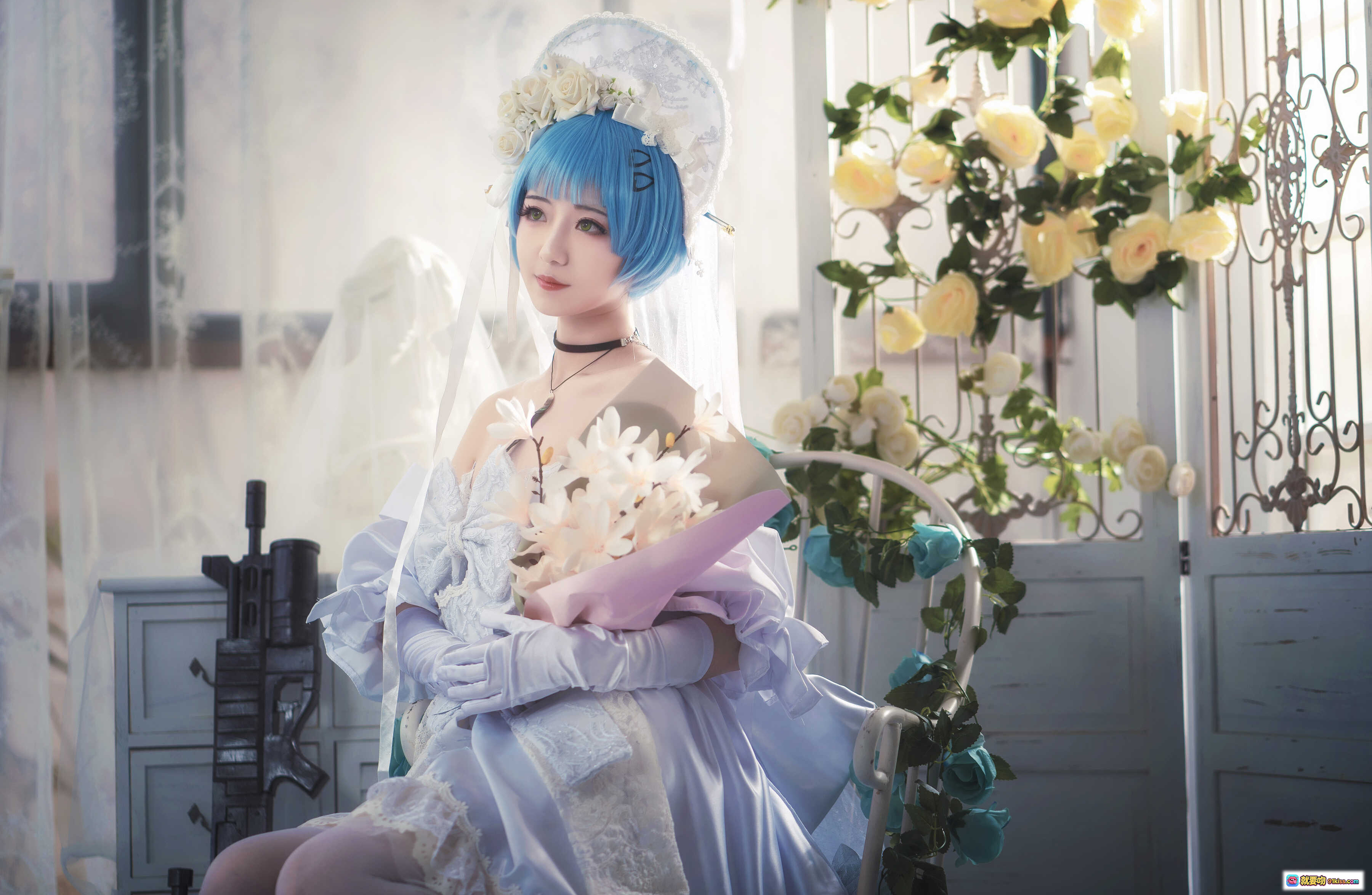 图片[8] - 弥音音NO.038 COSPLAY 白裙蓝发少女躺卧木地板 手持红苹果与枪械 16P高清写真集 - 就要吻