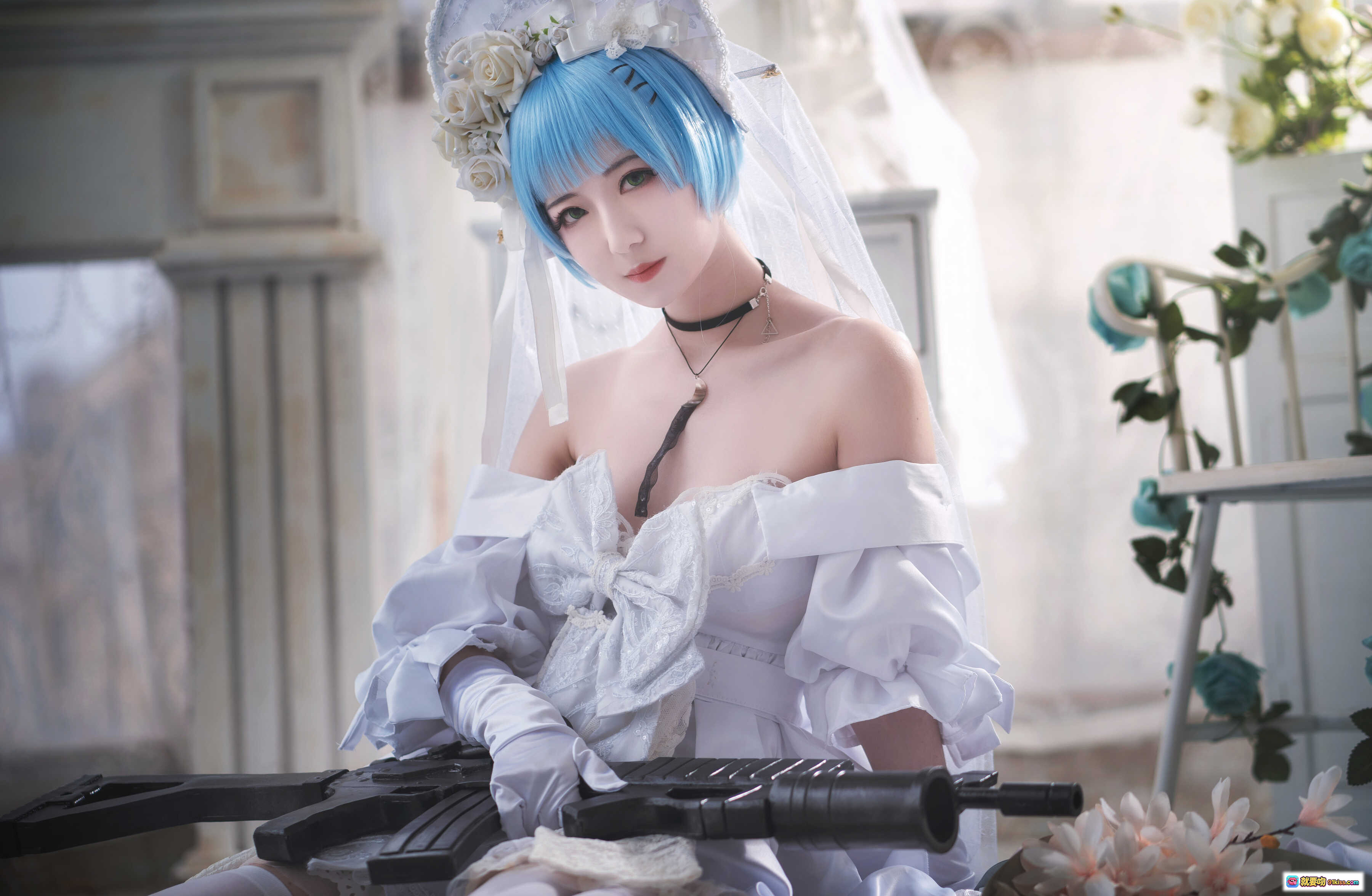 图片[6] - 弥音音NO.038 COSPLAY 白裙蓝发少女躺卧木地板 手持红苹果与枪械 16P高清写真集 - 就要吻