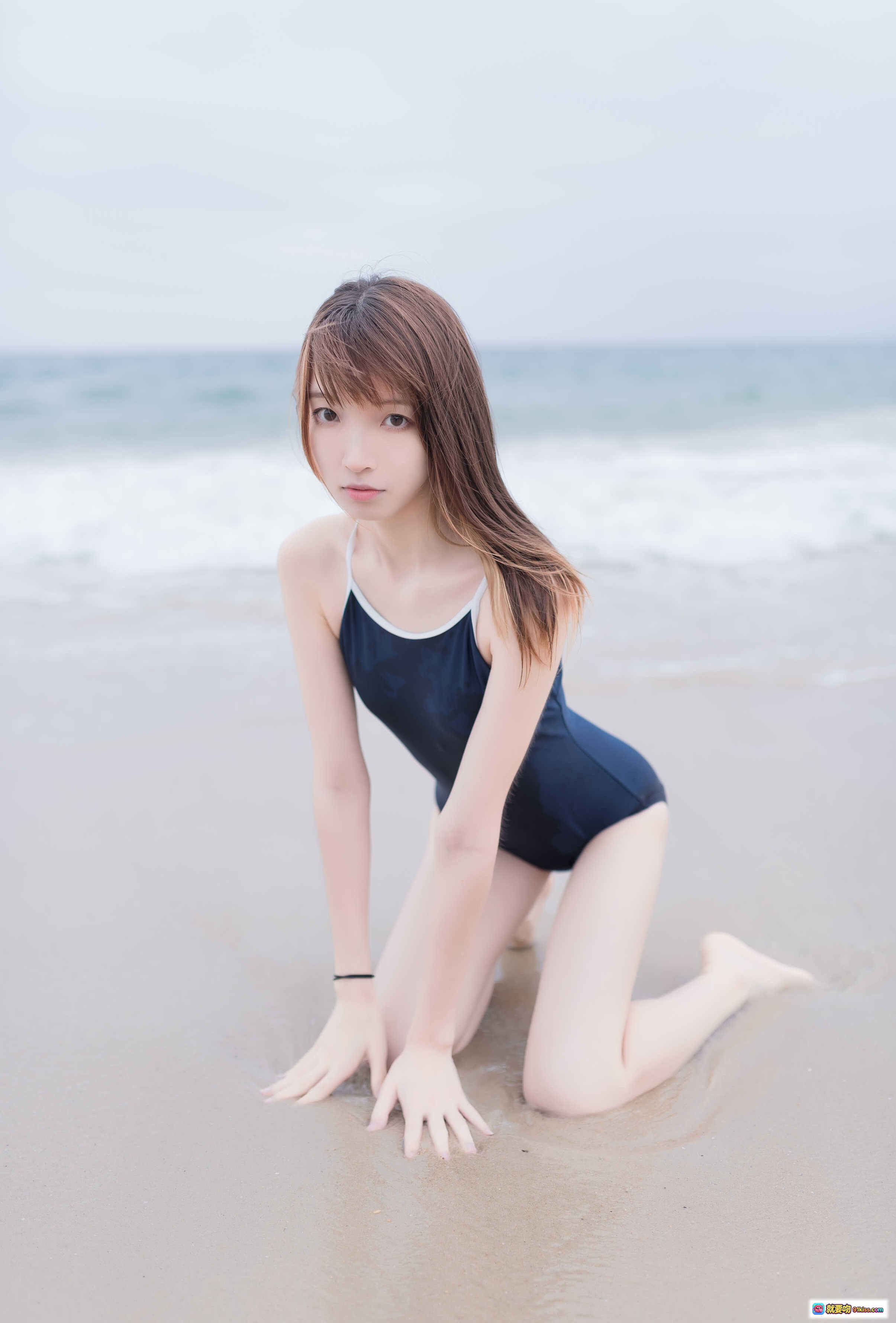 图片[1] - 祖木子NO.014海之死库水2｜沙滩少女写真｜深蓝泳衣海边跪姿｜清新自然风｜50P高清图集 - 就要吻