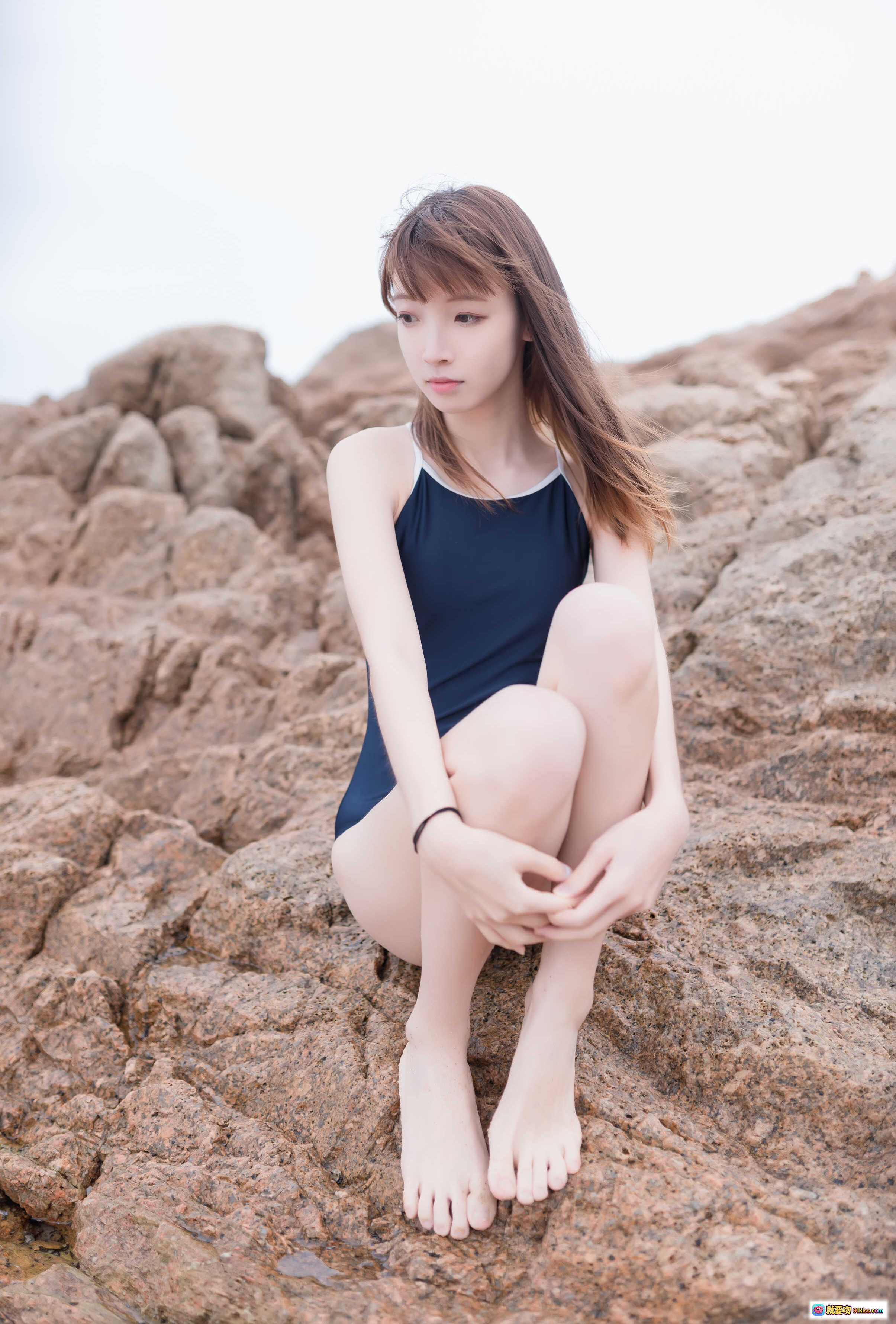 图片[4] - 祖木子NO.014海之死库水2｜沙滩少女写真｜深蓝泳衣海边跪姿｜清新自然风｜50P高清图集 - 就要吻