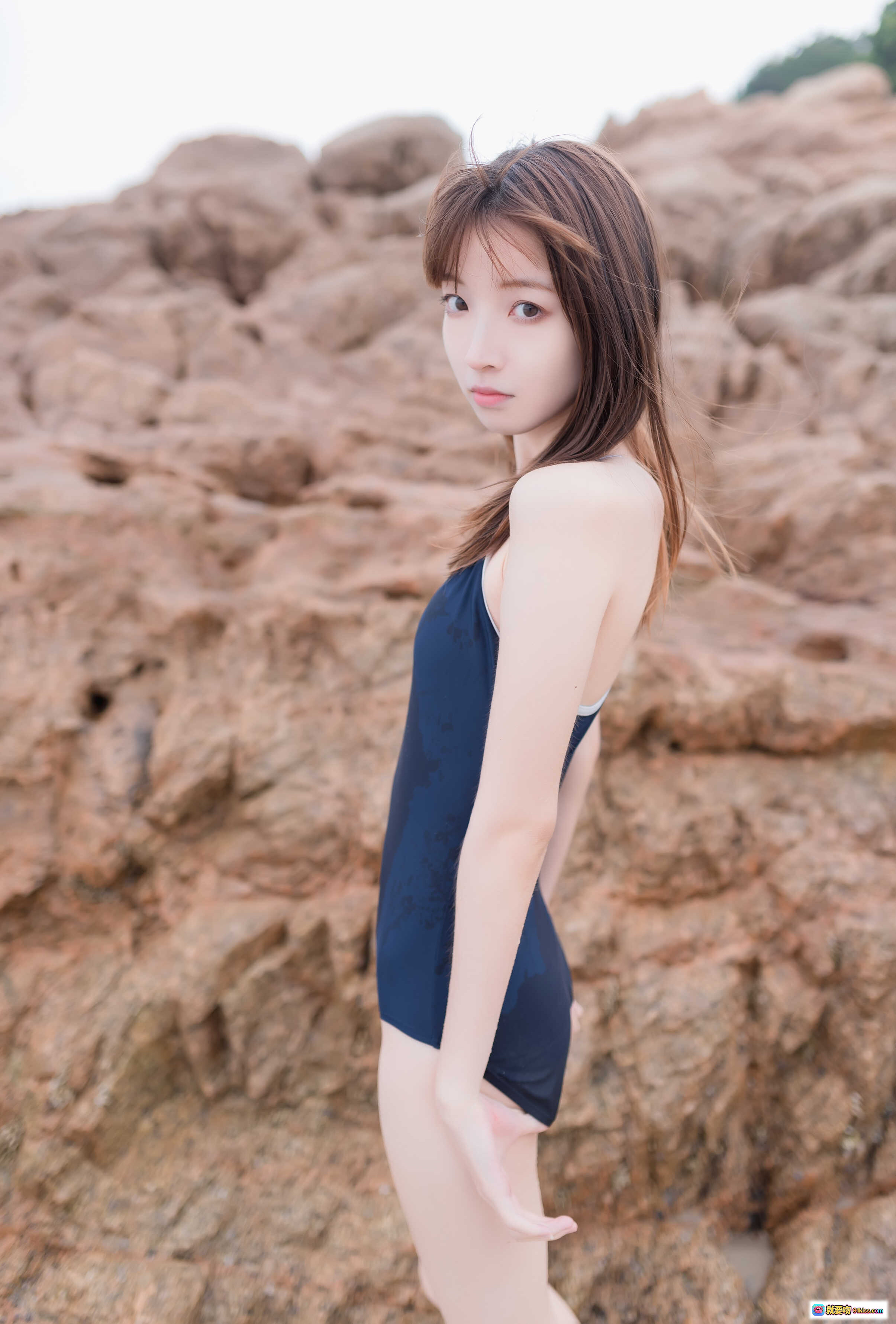 图片[6] - 祖木子NO.014海之死库水2｜沙滩少女写真｜深蓝泳衣海边跪姿｜清新自然风｜50P高清图集 - 就要吻