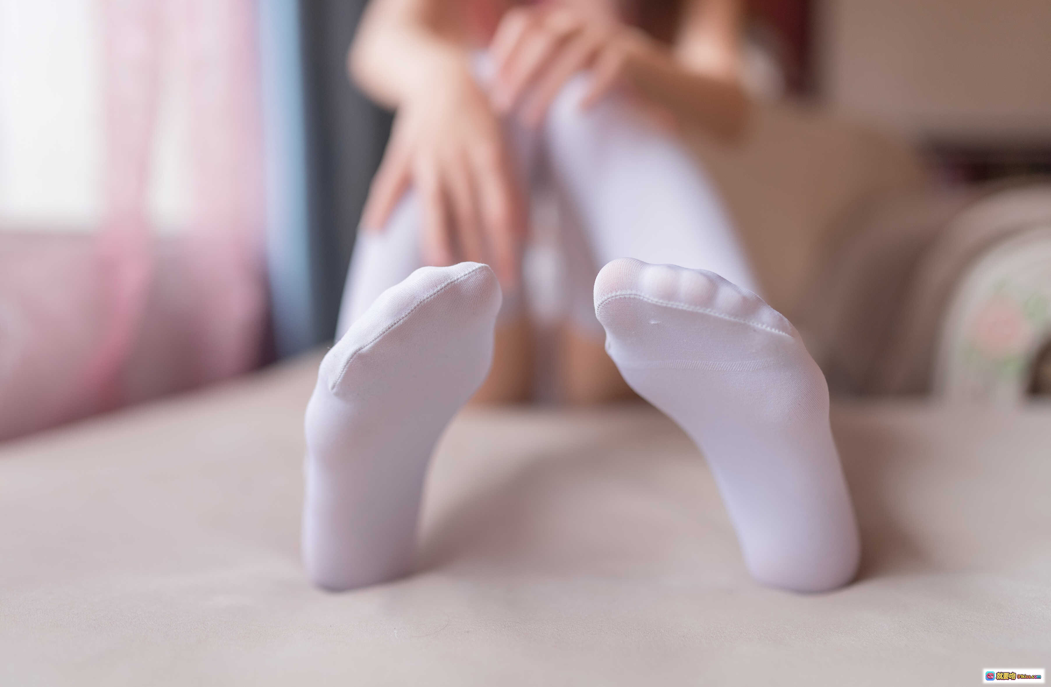 图片[7] - 祖木子NO.009白丝蕾丝梦：纯白过膝袜+蕾丝边短裙性感写真49P高清图集 - 就要吻