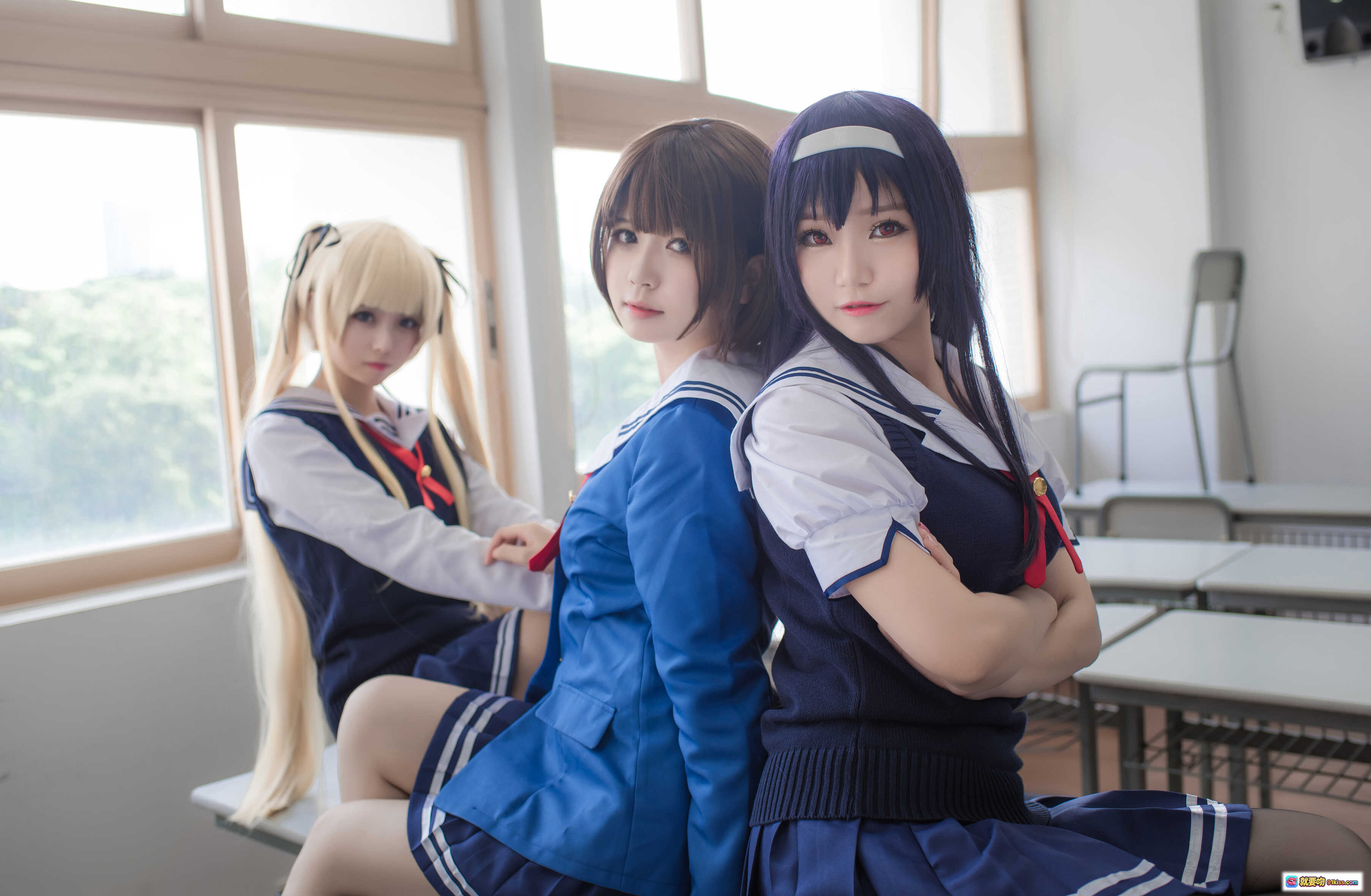 图片[4] - 白金saki JK校服美少女教室写真 | 萌系短发蓝裙红领结 | 学院风清纯cosplay摄影集 - 就要吻