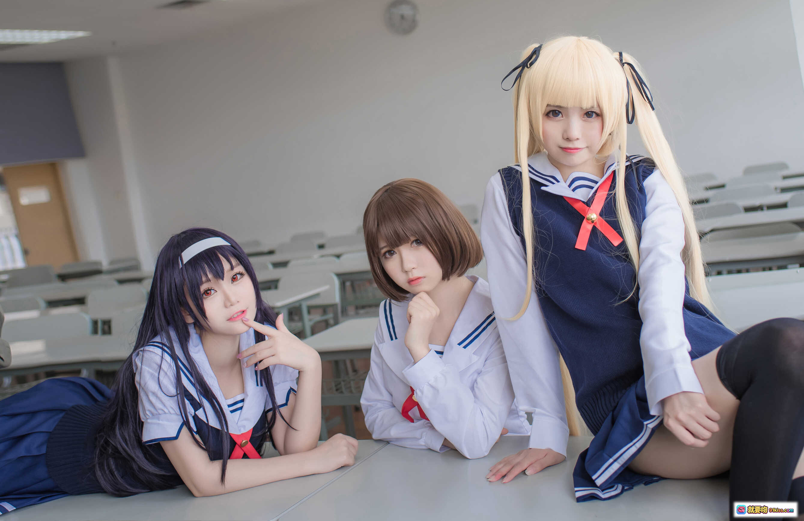 图片[9] - 白金saki JK校服美少女教室写真 | 萌系短发蓝裙红领结 | 学院风清纯cosplay摄影集 - 就要吻