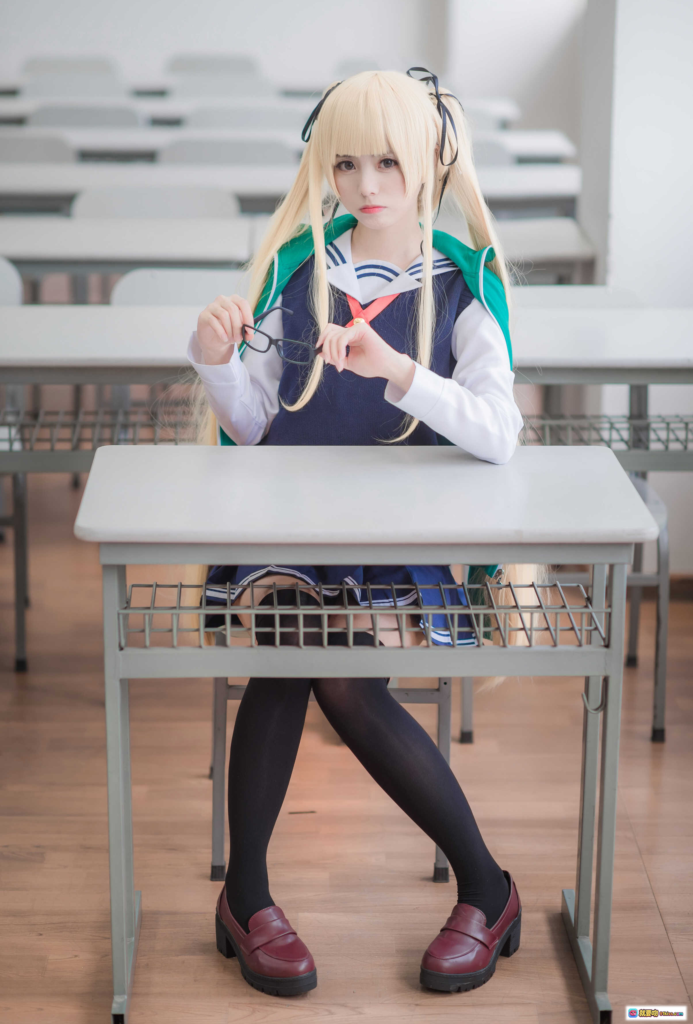 图片[3] - 白金saki JK校服美少女教室写真 | 萌系短发蓝裙红领结 | 学院风清纯cosplay摄影集 - 就要吻