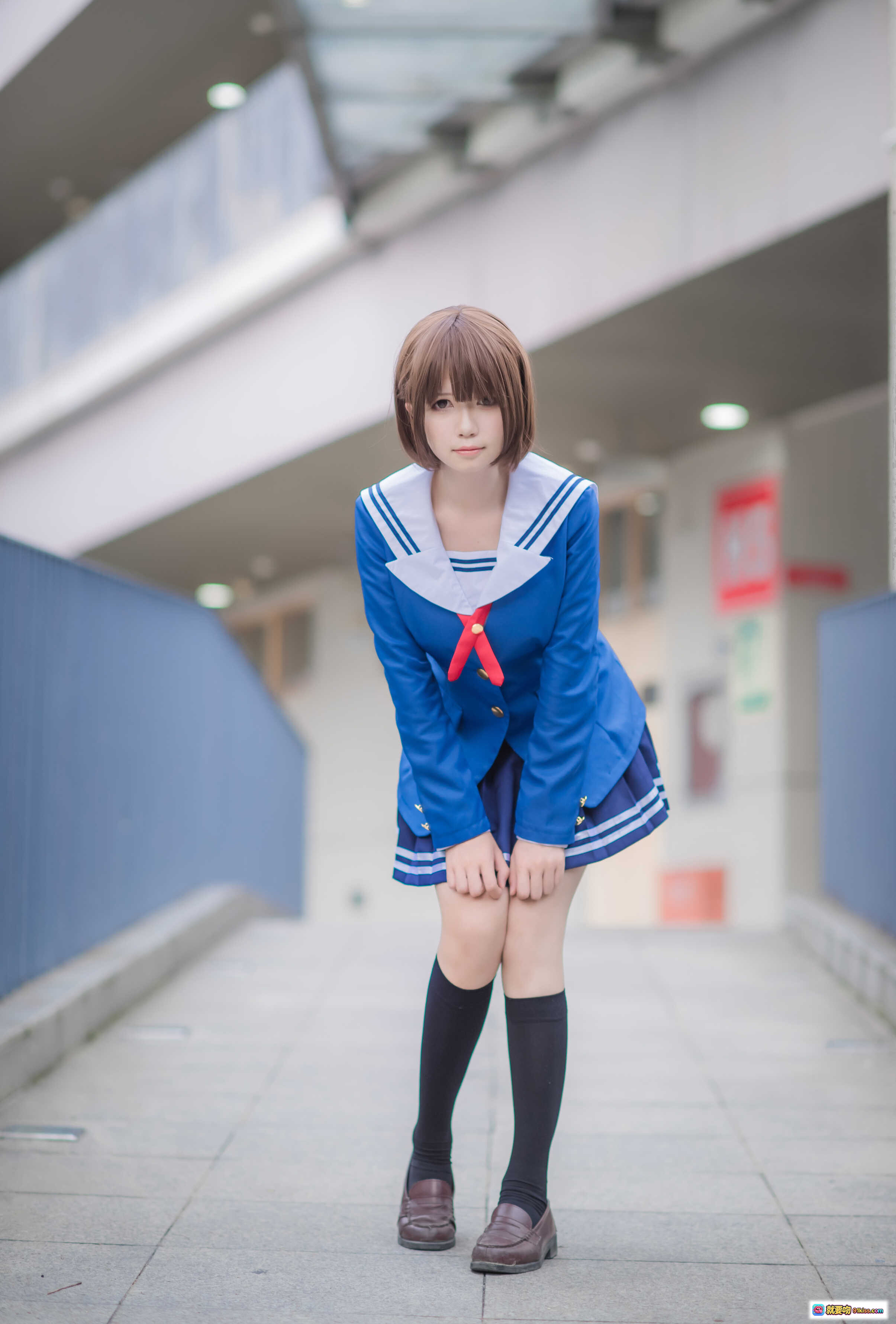 图片[2] - 白金saki JK校服美少女教室写真 | 萌系短发蓝裙红领结 | 学院风清纯cosplay摄影集 - 就要吻